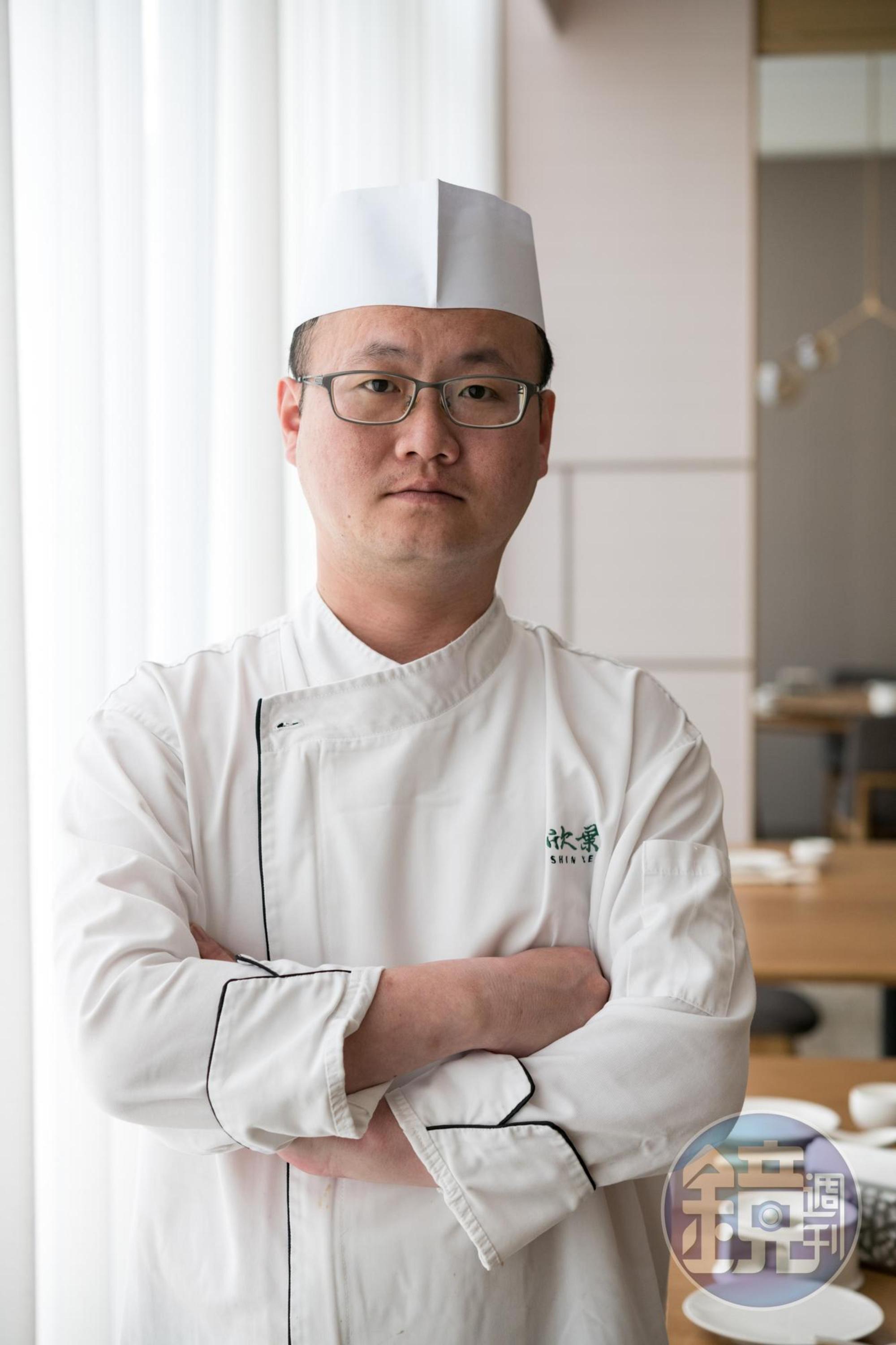 鑽研中菜二十餘年的主廚柯崇尉,挑選台菜中的傳統大菜精做、小做,更貼近年輕族群輕量聚餐的需求。