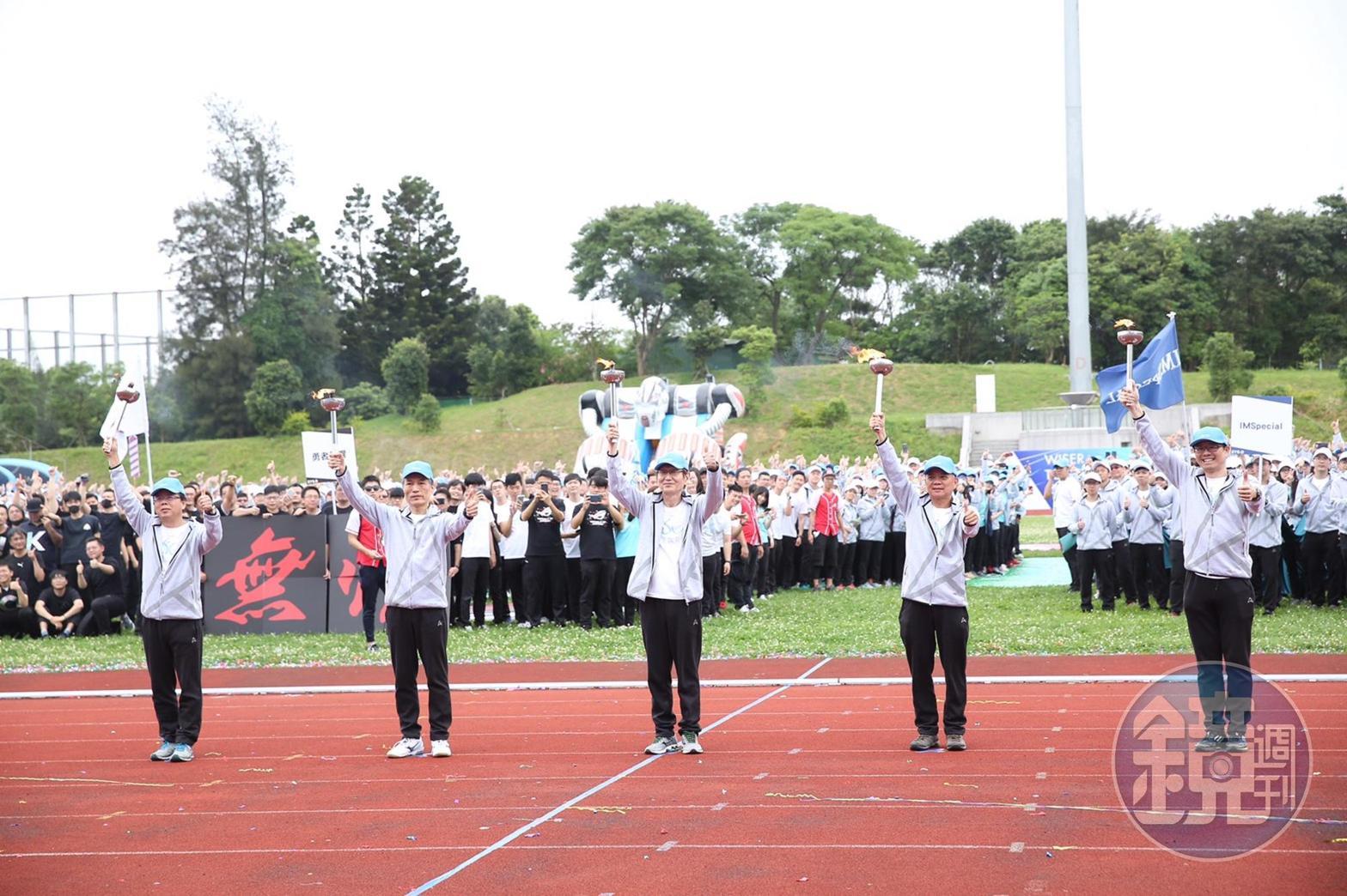 華碩五大台柱均現身運動會，包括董事長施崇棠、副董事長徐世昌、集團總裁曾鏘聲、共同執行長許先越和胡書賓。