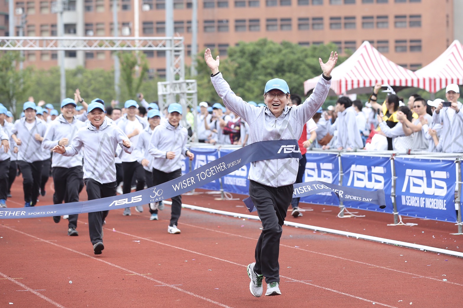 華碩今日舉辦30週年運動會，董事長施崇棠領跑奮力衝向終點。