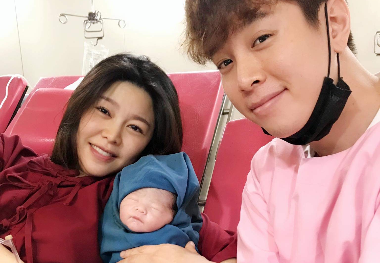 白家綺和老公吳東諺的兒子27日出生，她po出一家三口合照的照片，曝光寶貝兒子的長相。（翻攝自白家綺臉書）
