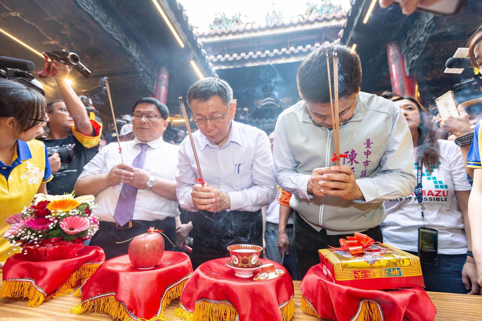 柯文哲27日晚間將悄悄赴大甲鎮瀾宮參拜，並與董事長顏清標（左1）吃宵夜。（翻攝自柯粉俱樂部）