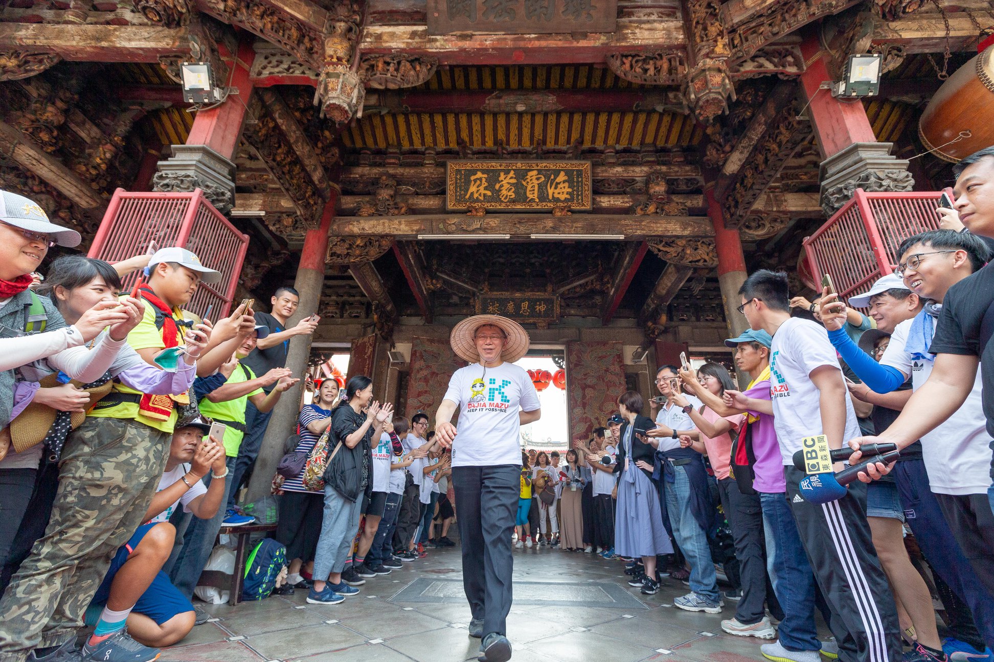 柯P日前參與大甲媽祖遶境活動，總共走訪了53個宮廟。圖為彰化南瑤宮。（翻攝自柯粉俱樂部）