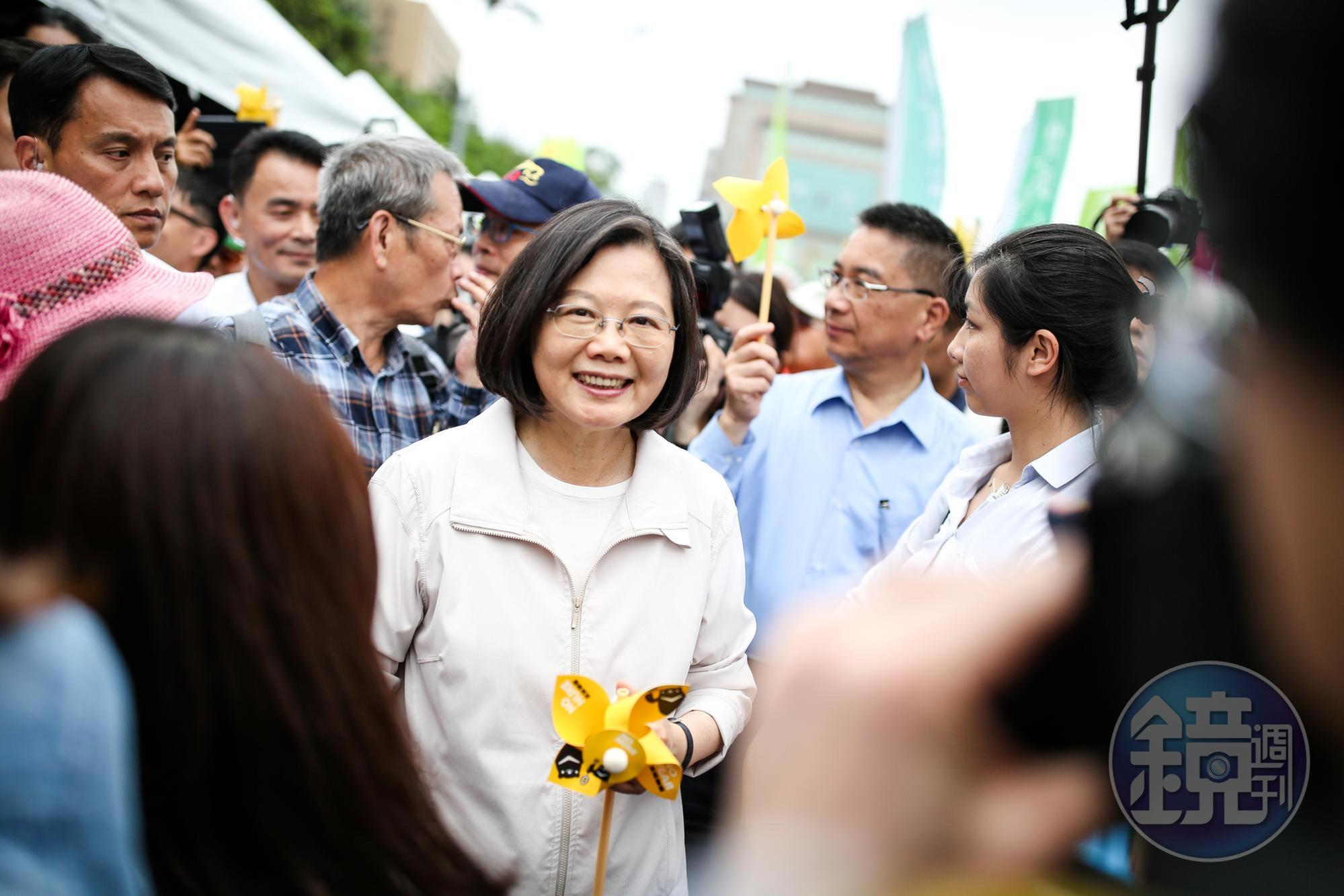 蔡英文參與的是社團大隊，與賴清德參與的民進黨大隊相隔甚遠。