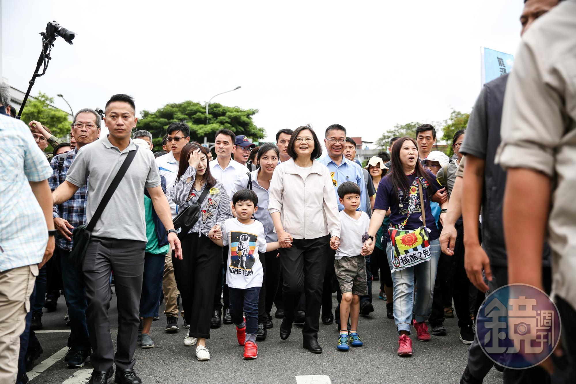 總統蔡英文下午在內政部長徐國勇等人陪同下，參與廢核遊行。