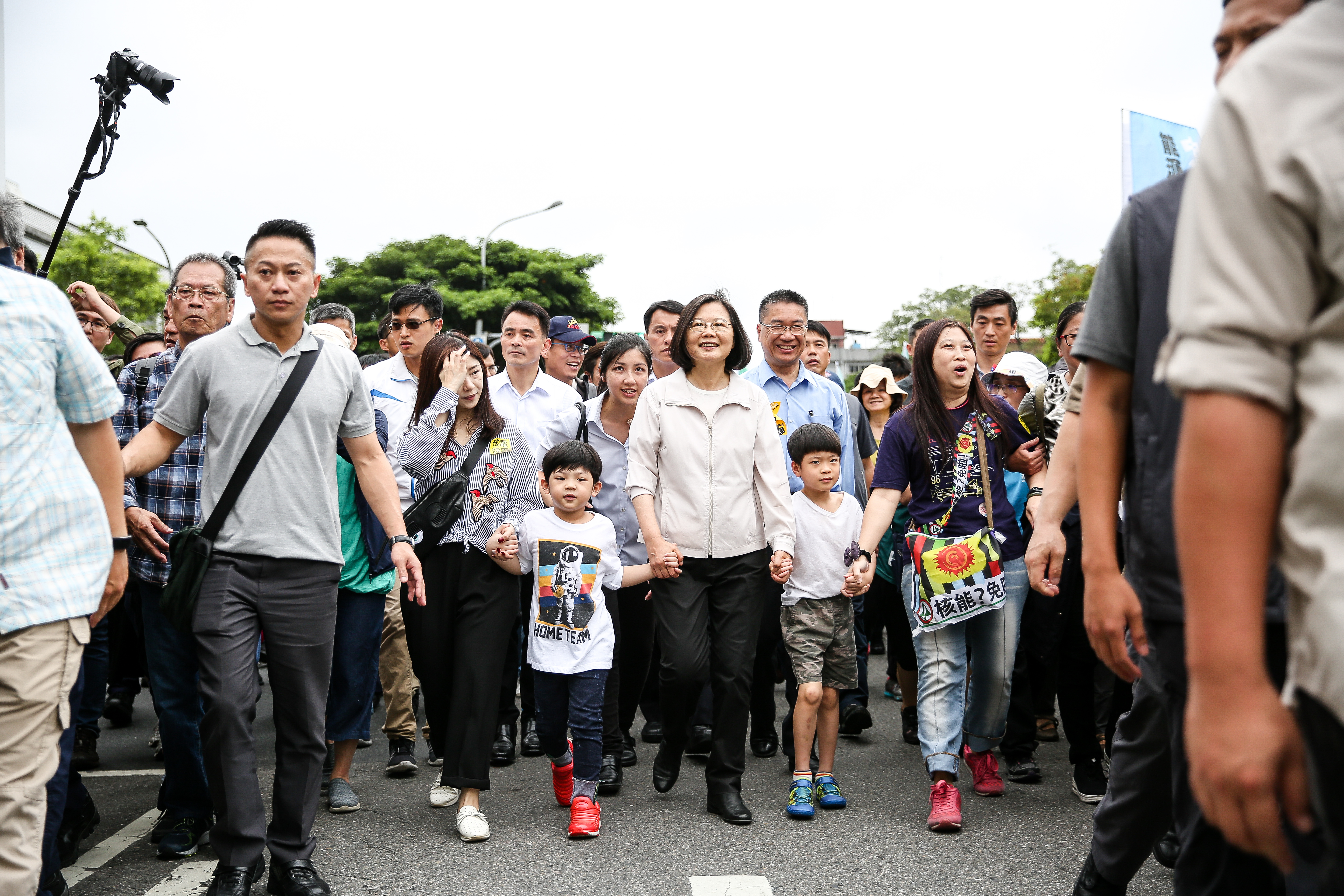 總統蔡英文下午在內政部長徐國勇等人陪同下，參與廢核遊行。