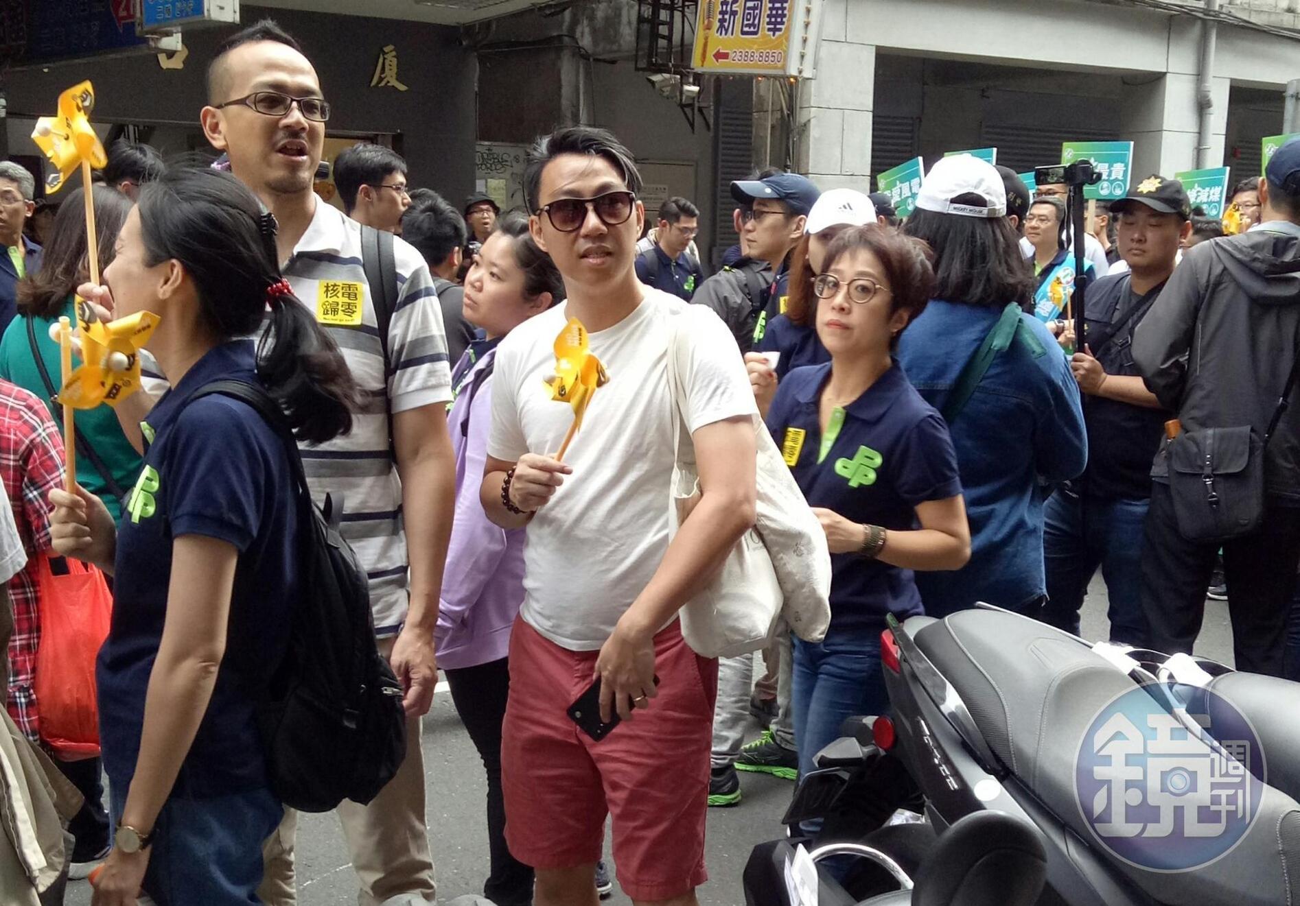 民進黨發言人李晏榕(右藍衣)與新婚老公(中白T恤者)一同參與廢核遊行。