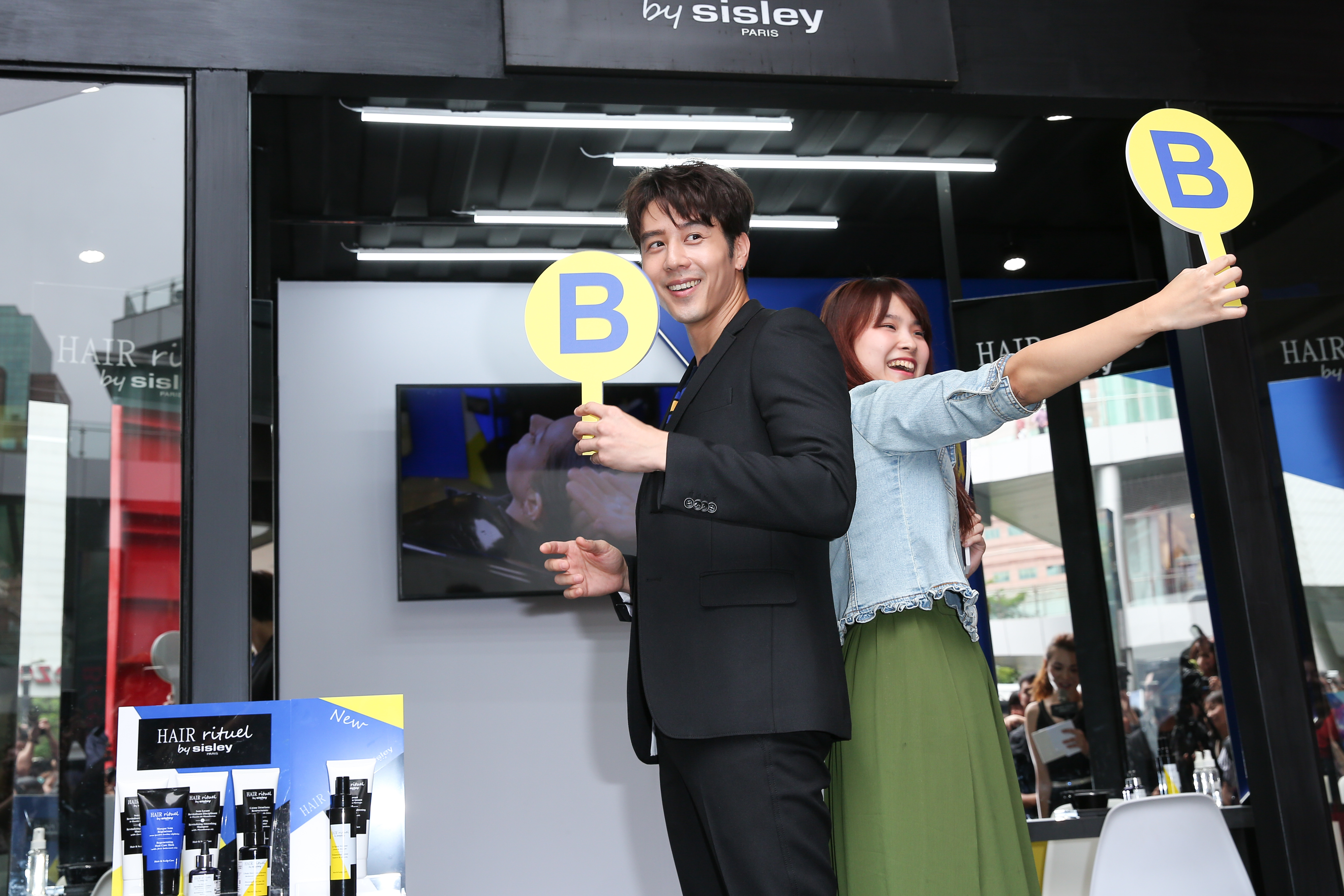 胡宇威和現場粉絲玩遊戲，活動結束後也大方和粉斯合照，相當親民。