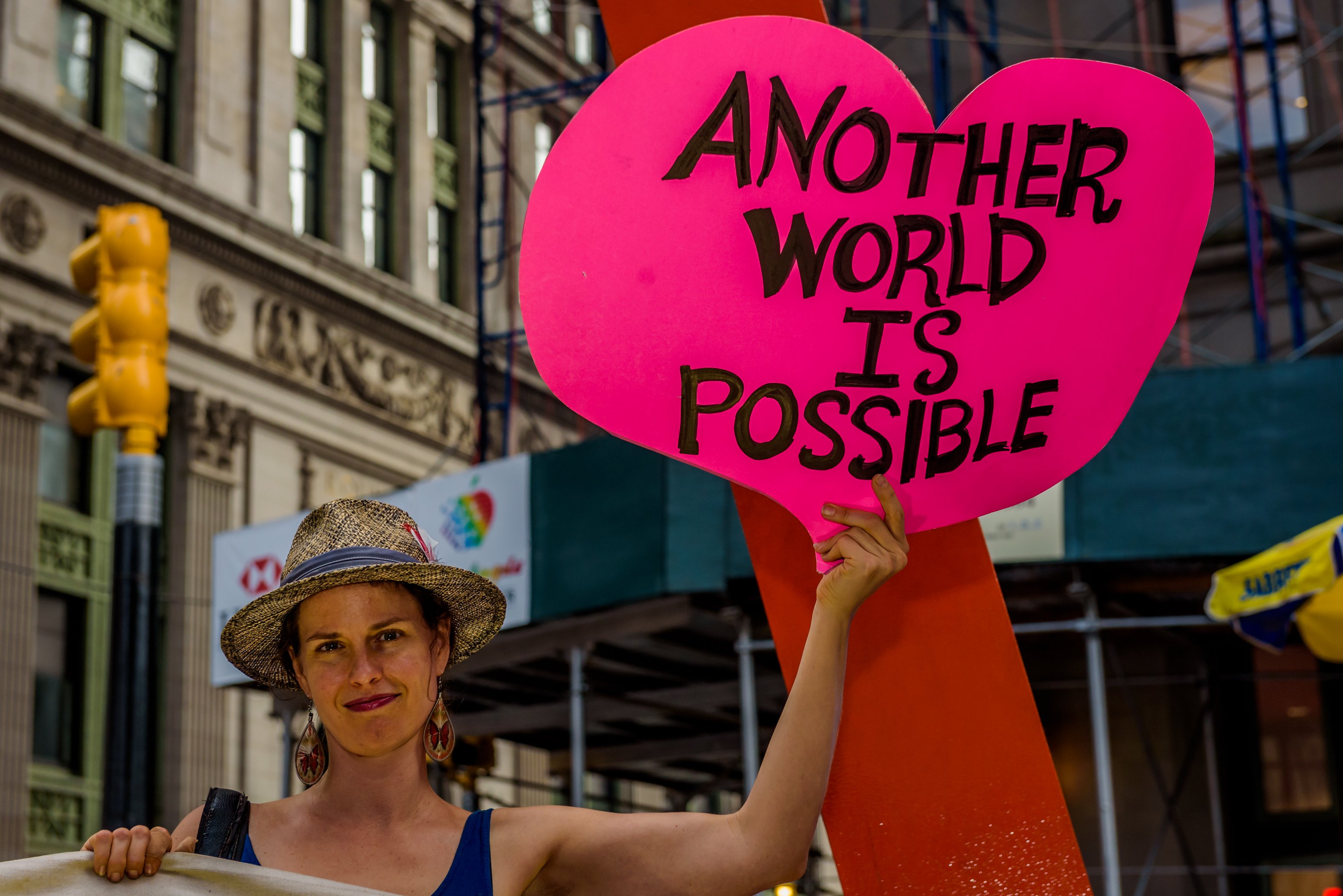 2017年9月17日，參加「佔領華爾街」六週年活動的美國民眾手中舉著「另一種世界是有可能的」。（東方IC）