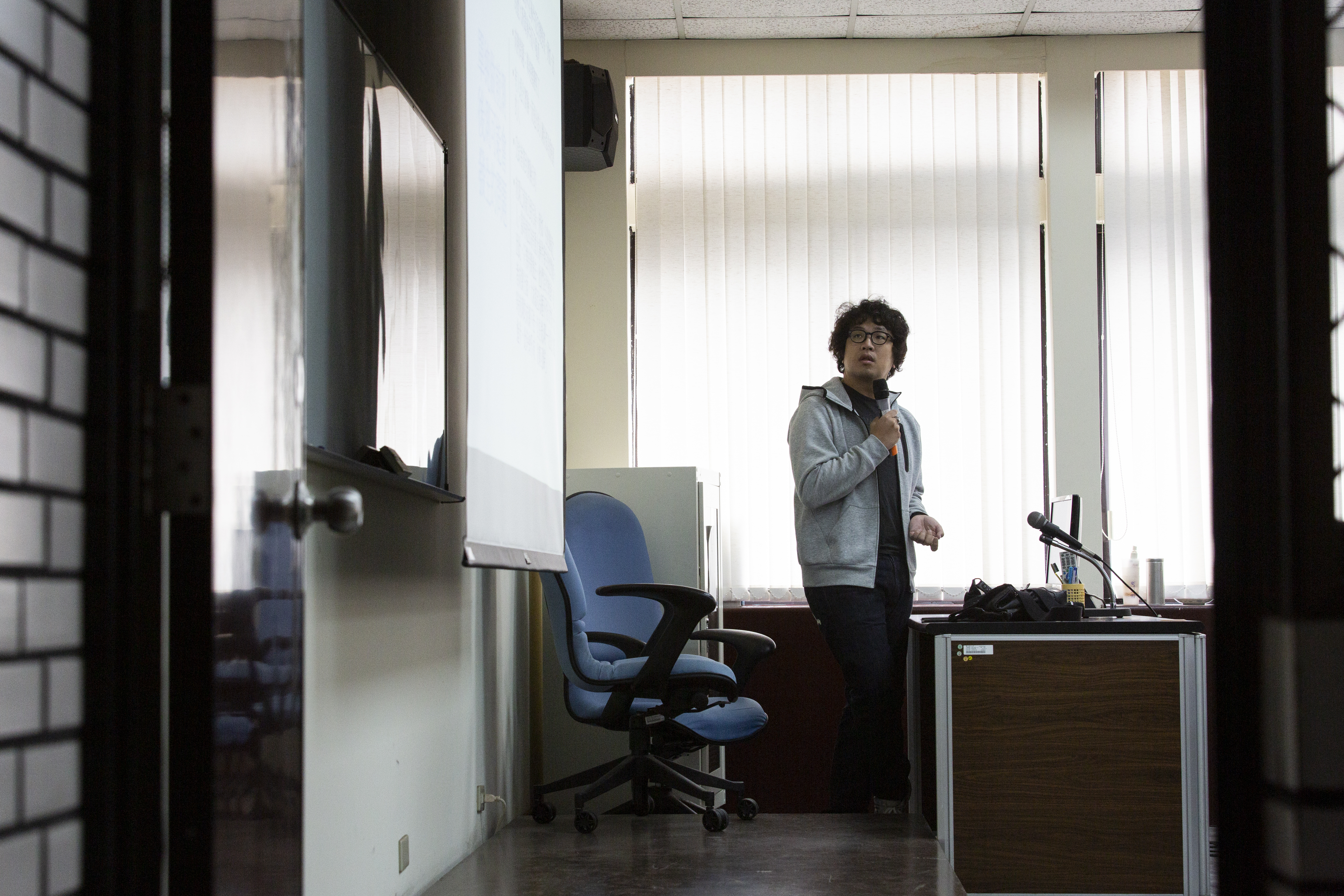 不喜歡中規中矩的沈伯洋穿著也十分隨興，天熱時還會穿短褲上課。