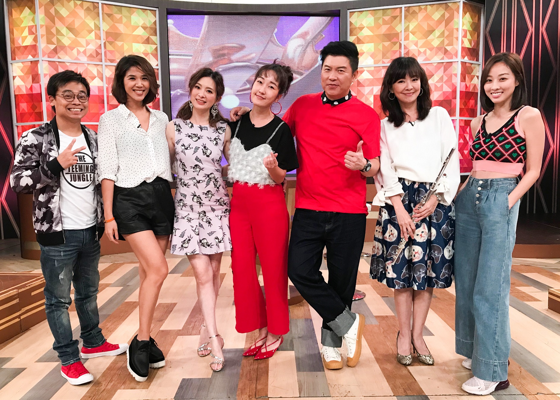 劉真上衛視中文台《一袋女王》節目，她接受3個老外測試外語能力，幾乎一聽就會複誦，主持人曾國城讚她像九官鳥。（衛視中文台提供）