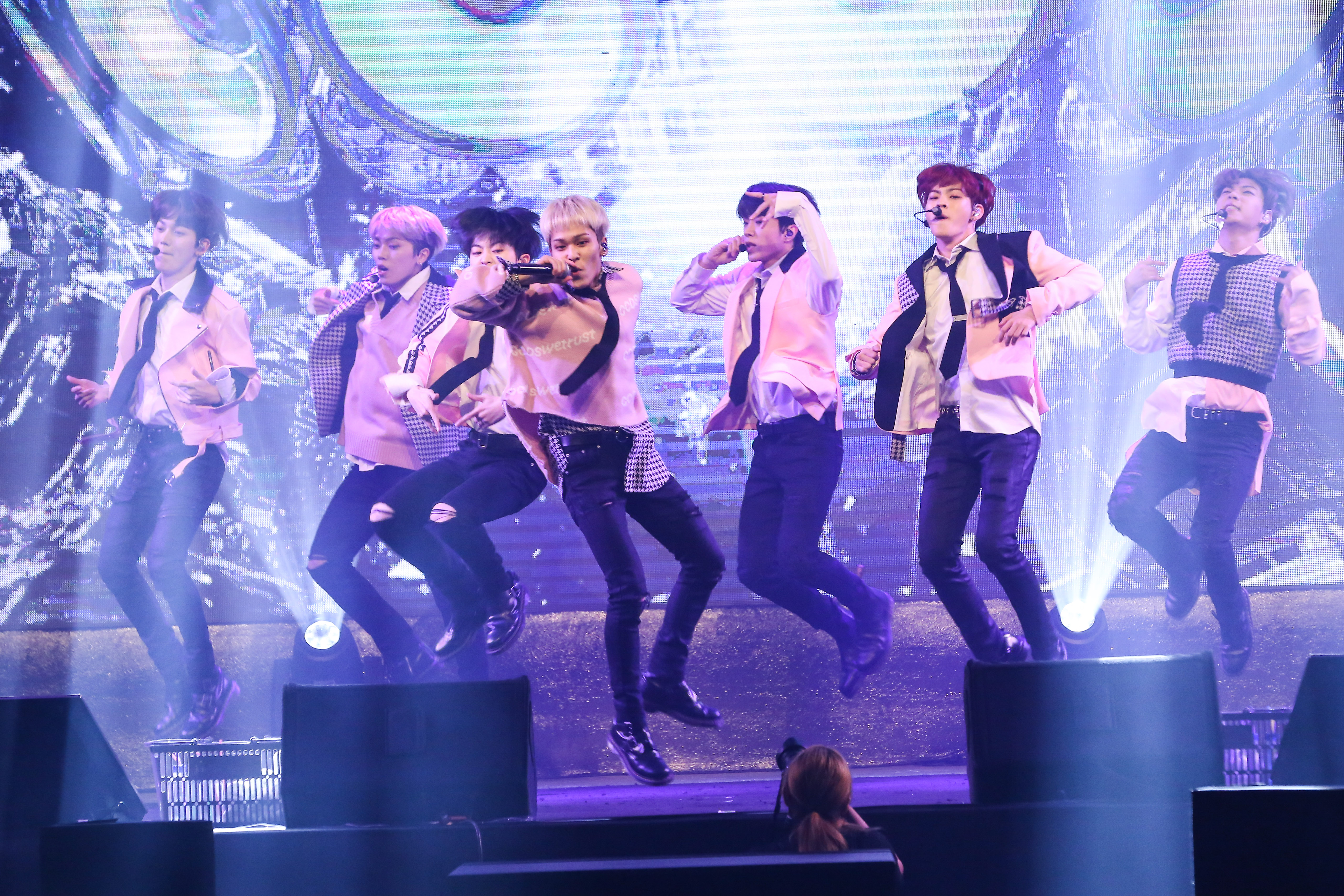 韓團ONF台灣場見面會是他們亞洲巡迴最終站，成員賣力表演。