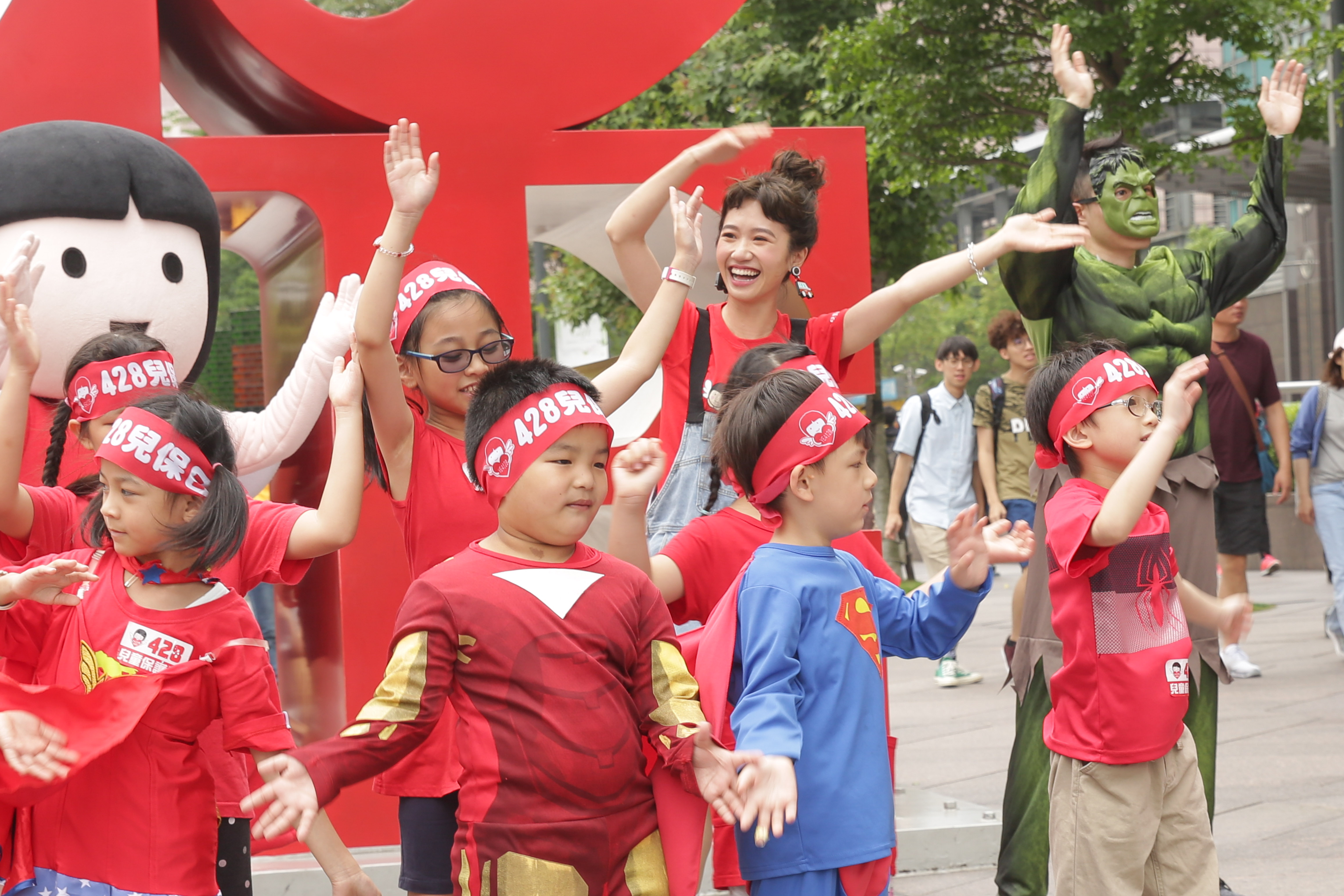 Lulu化身兒童保護大使，帶著小朋友做兒保體操，呼籲大家「用愛包圍受虐兒」。