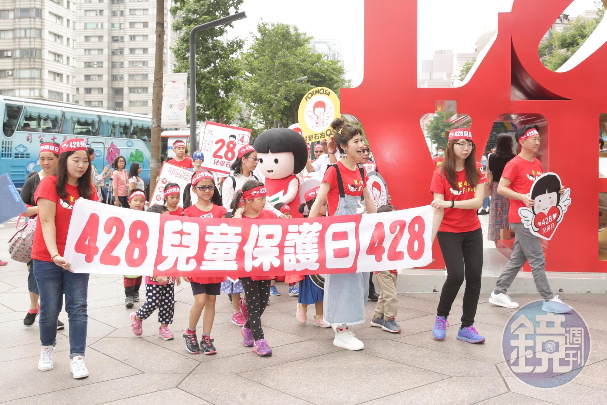 除了做體操,Lulu也帶著一批小朋友在101廣場前快閃繞街。
