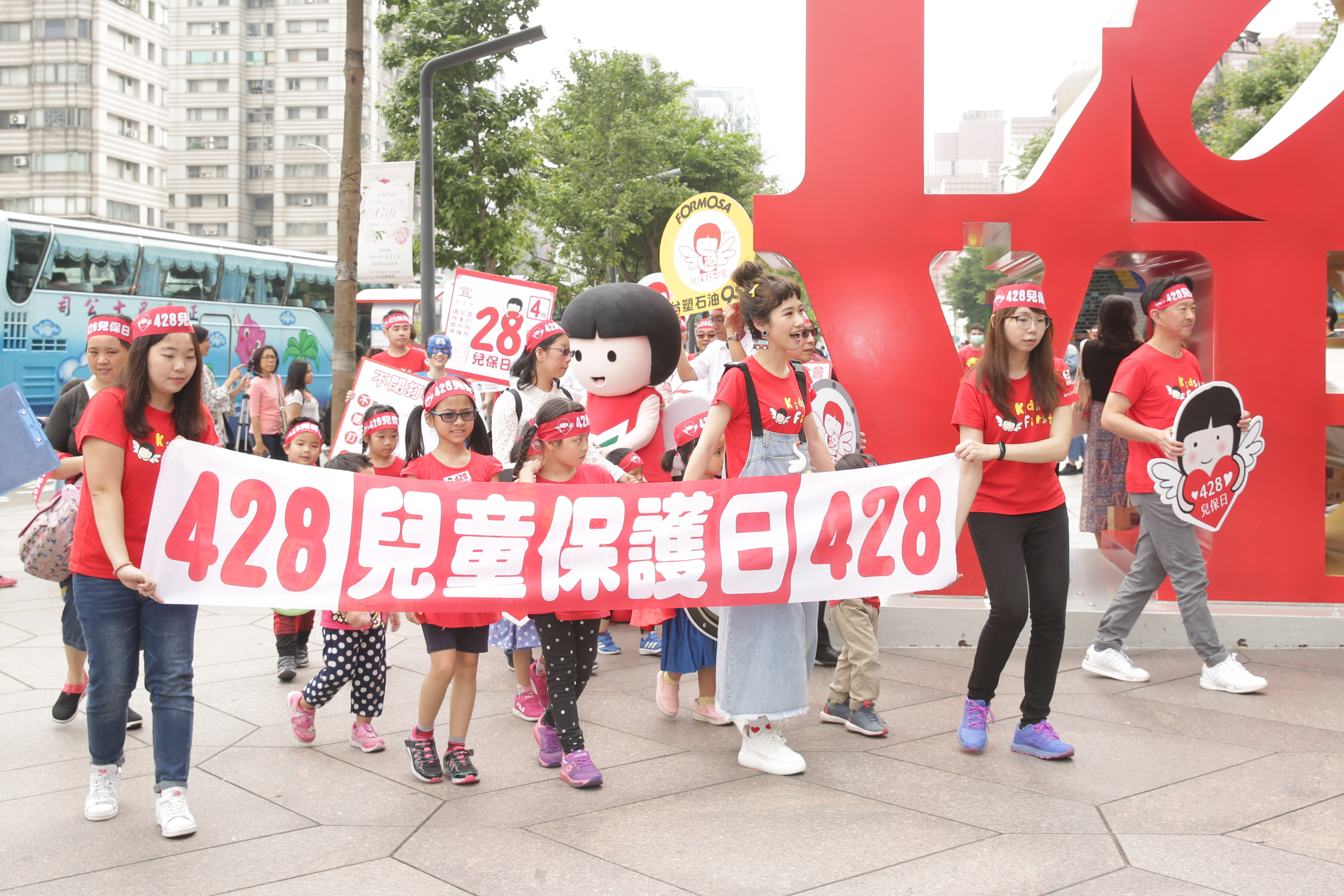 除了做體操，Lulu也帶著一批小朋友在101廣場前快閃繞街。
