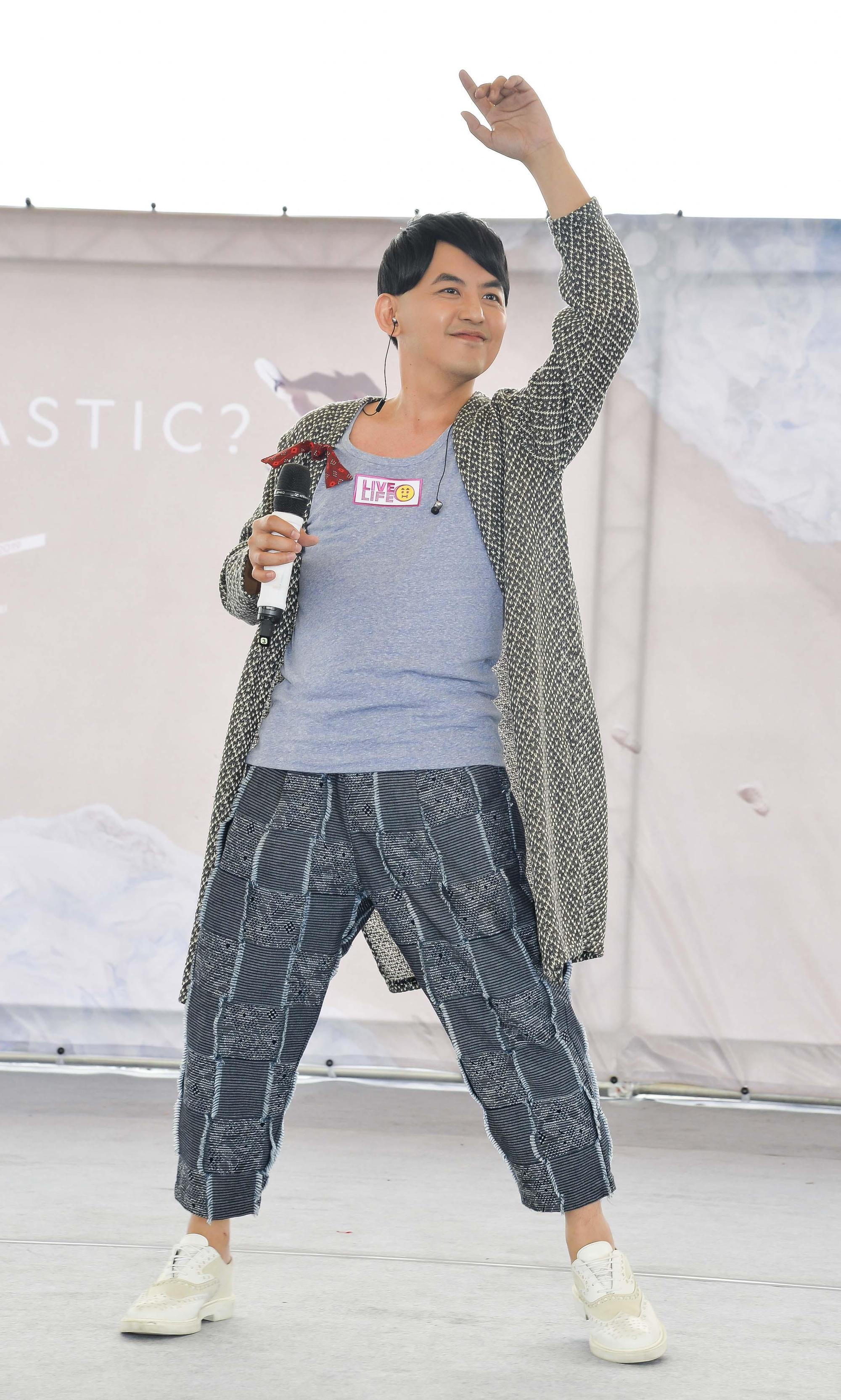 「樂壇資深新人」黃子佼也到場表演，替參賽者打氣。（國家地理提供）