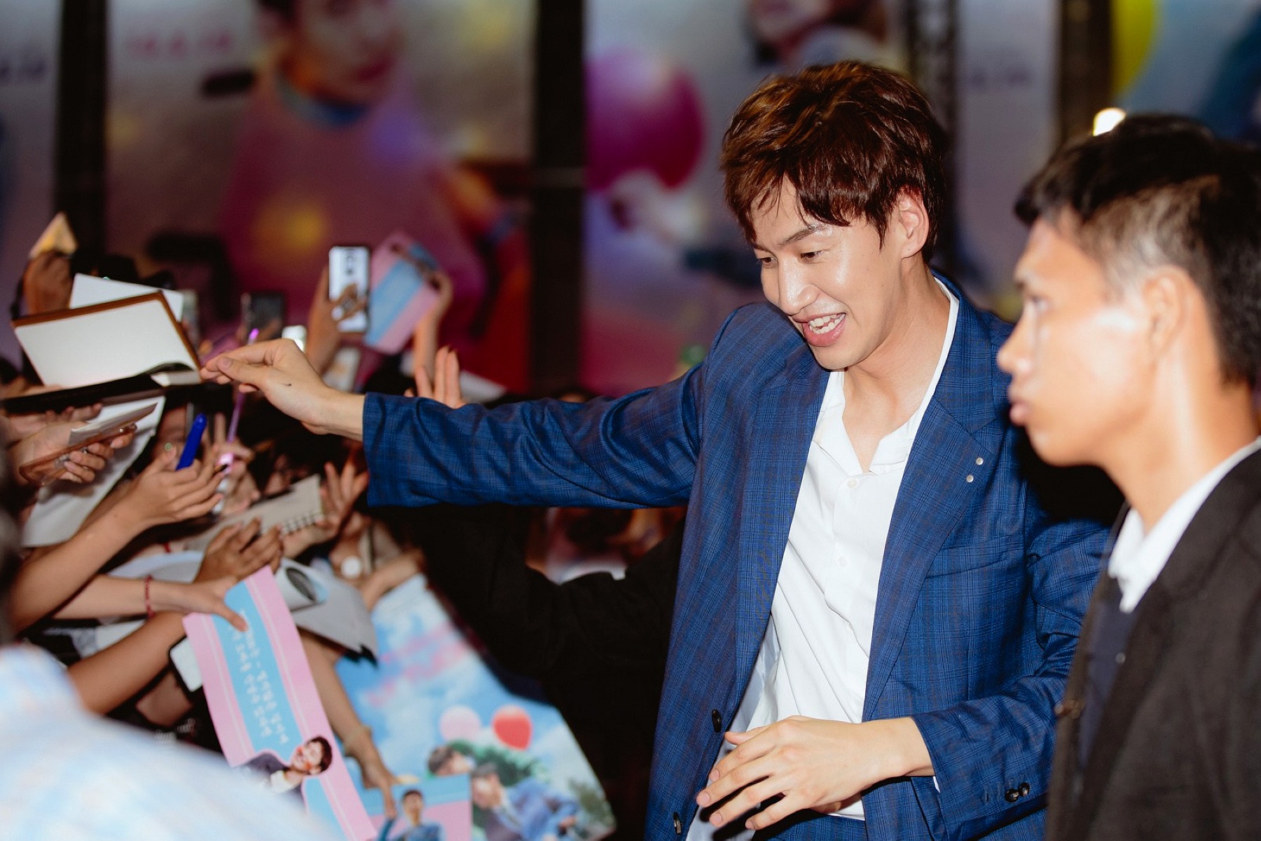 李光洙號稱「亞洲王子」，赴越南宣傳電影《完美搭擋》時，紅毯旁的粉絲為他瘋狂，他也來者不拒地為粉絲簽名合影。（采昌提供）