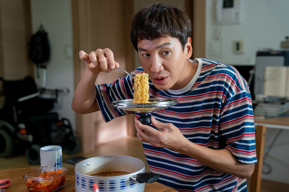 李光洙在片中飾演一位弱智人士,他得用大量身體動作與臉部表情來表達情感,也花很多時間與導演討論演出。(采昌提供)