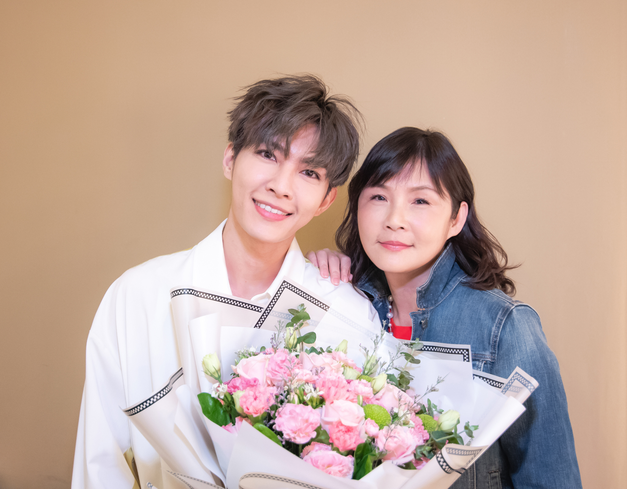 炎亞綸的帥氣臉龐原來遺傳自媽媽，母子兩人有張相似的母子臉。（寬宏提供）