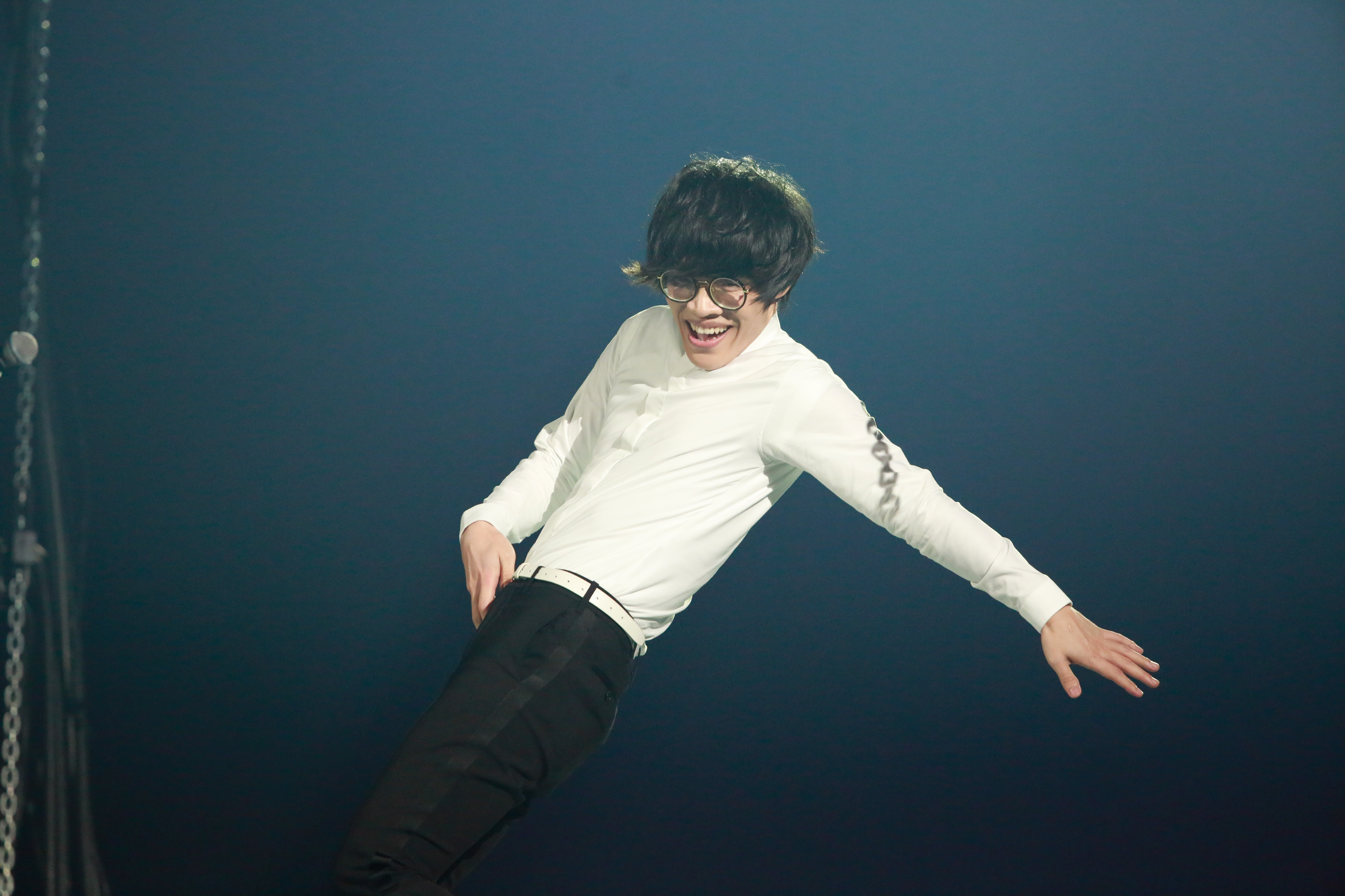 搞笑的盧廣仲還模仿麥可傑克森的招牌「摸下體」舞步，害全場大笑。