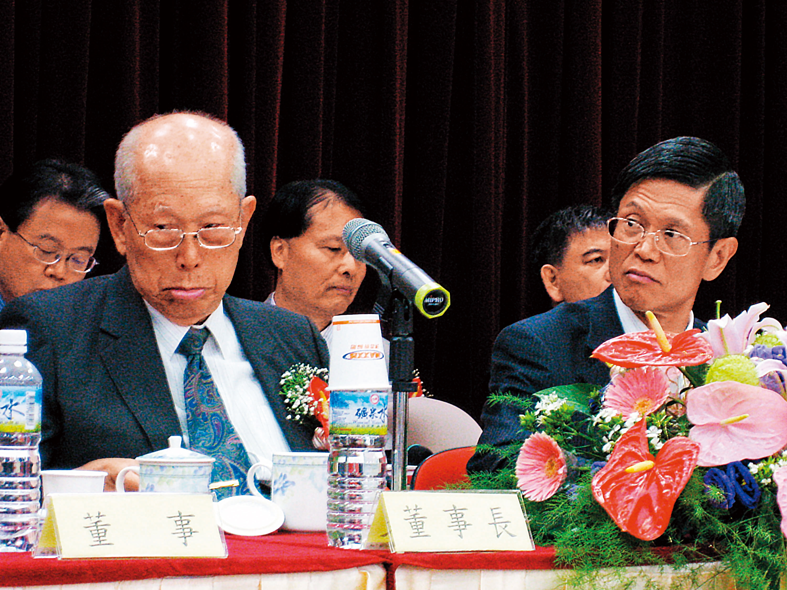 羅結（左）一生與工作為伍，直到2014年才卸下董事長一職，交棒次子羅才仁（右）。（中央社）