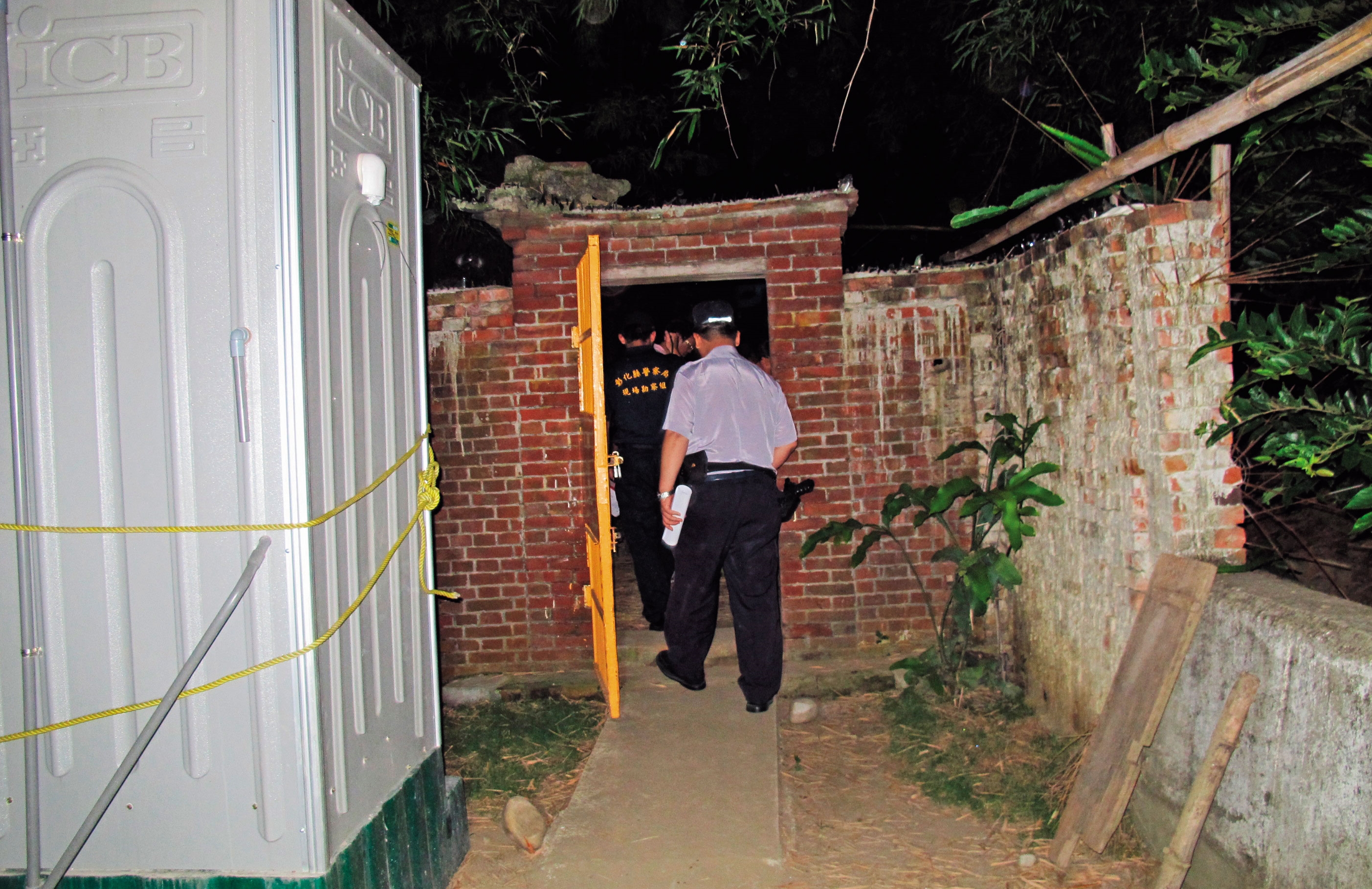 警方「夜襲」搜索默園，將大人、小孩隔離偵訊，取得關鍵證詞。