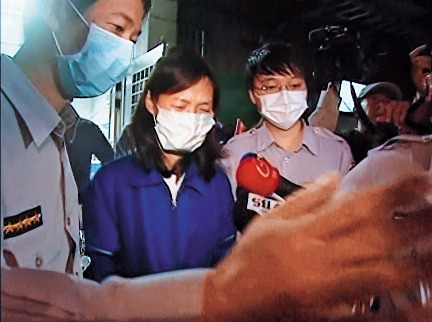 詹母（中）審訊時表示非常害怕陳巧明，一度在法庭崩潰大哭。（東森新聞提供）