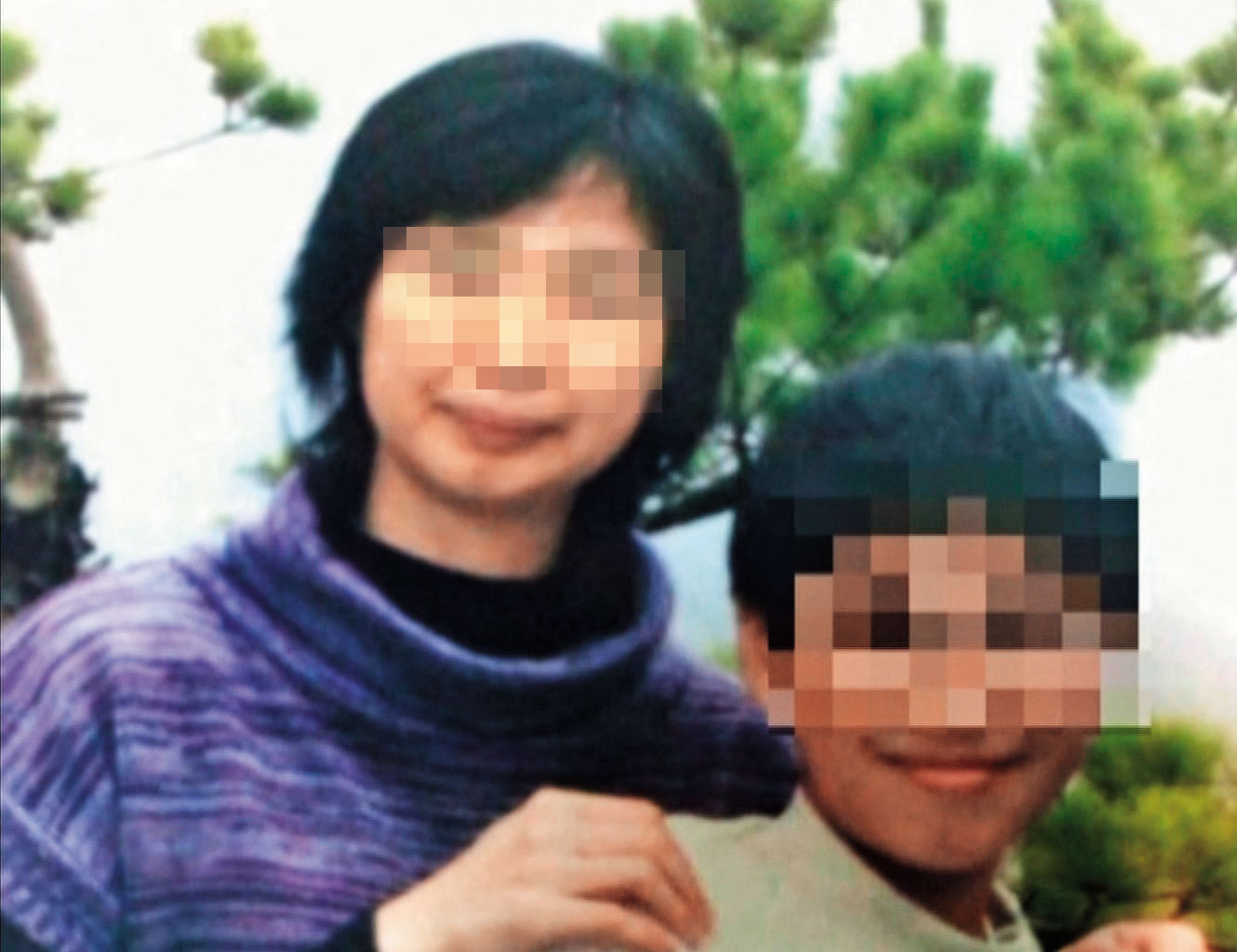 詹母(左)原是賢妻良母,迷信日月明功後,搞得離婚收場,全家人對她都不諒解。(翻攝畫面)