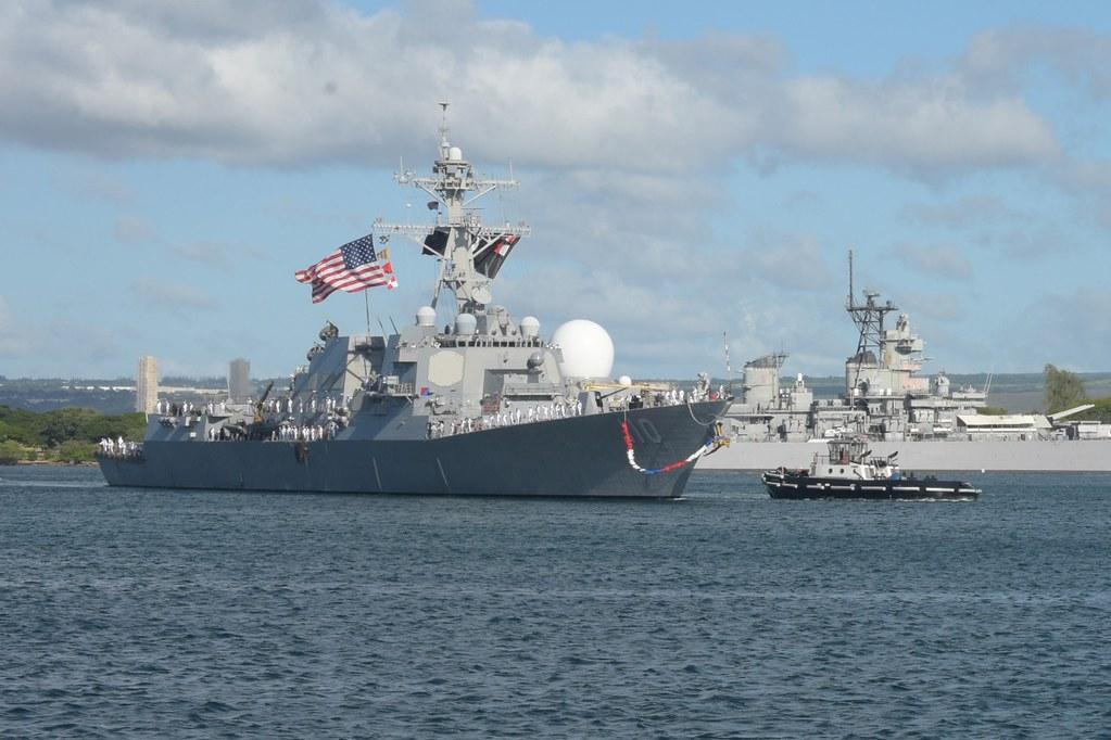 圖為28日與史塔森號驅逐艦一同航經台灣海峽的勞倫斯號驅逐艦(DDG-110)。(圖取自U.S. Pacific Fleet)