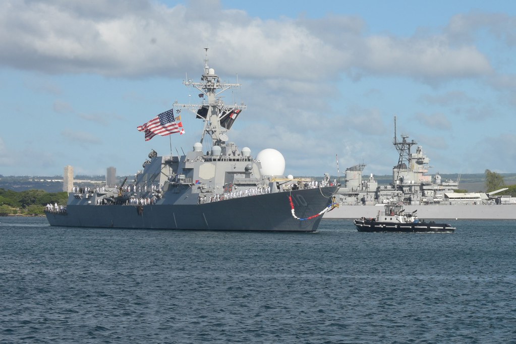 圖為28日與史塔森號驅逐艦一同航經台灣海峽的勞倫斯號驅逐艦(DDG-110)。(圖取自U.S. Pacific Fleet)