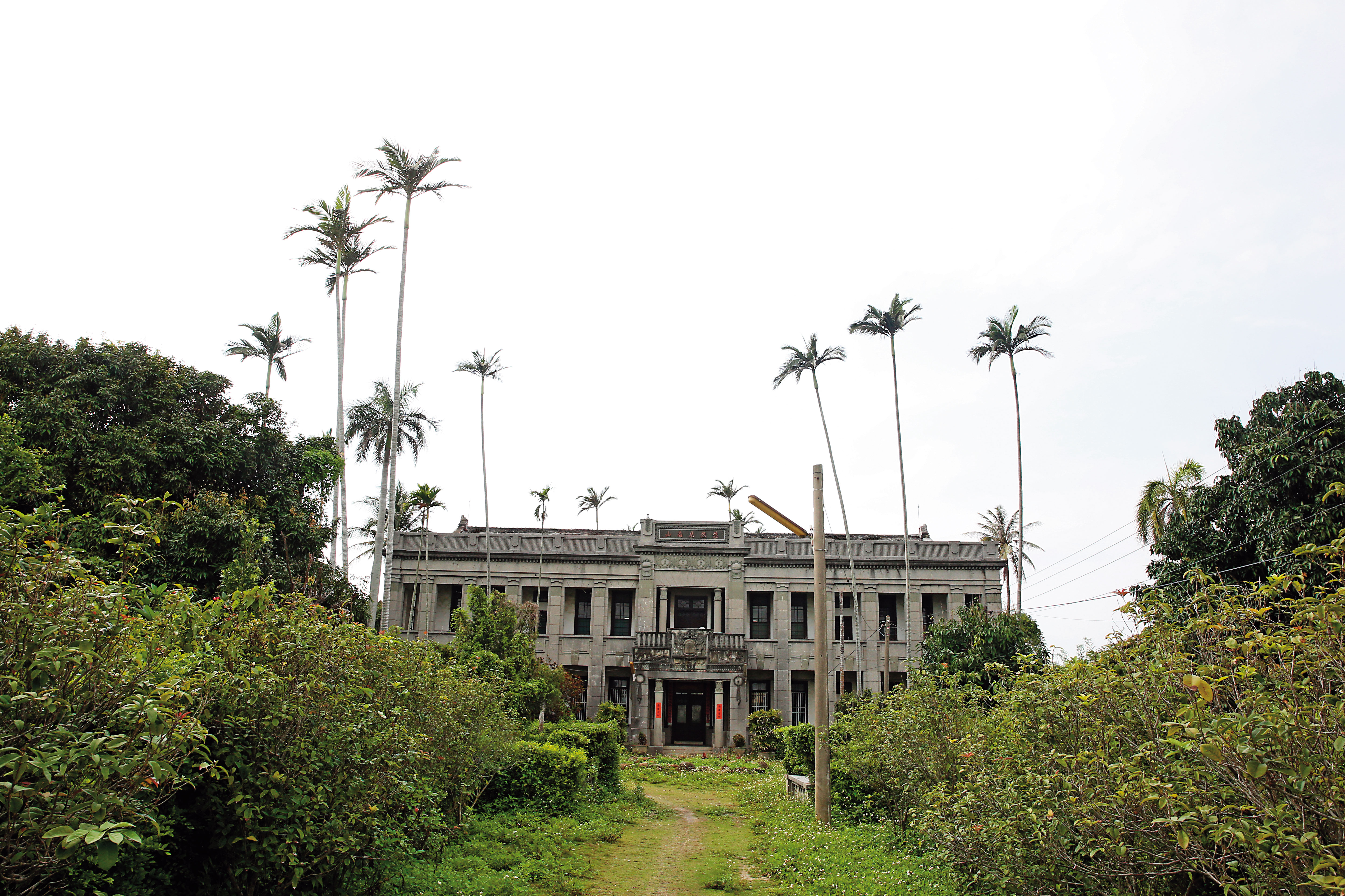 陳巧明在「默園」推廣自創的日月明功。