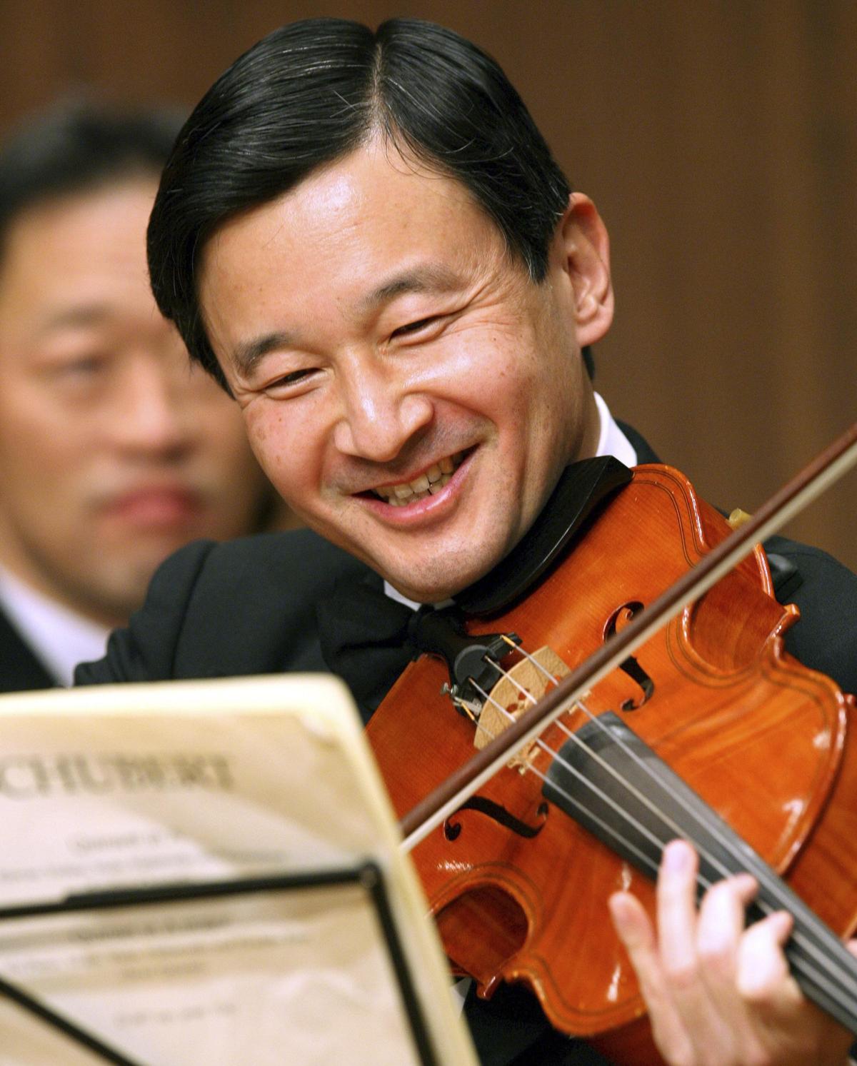2007年1月22日,當時的日本德仁皇太子在東京友誼音樂會演奏中提琴。(達志影像)
