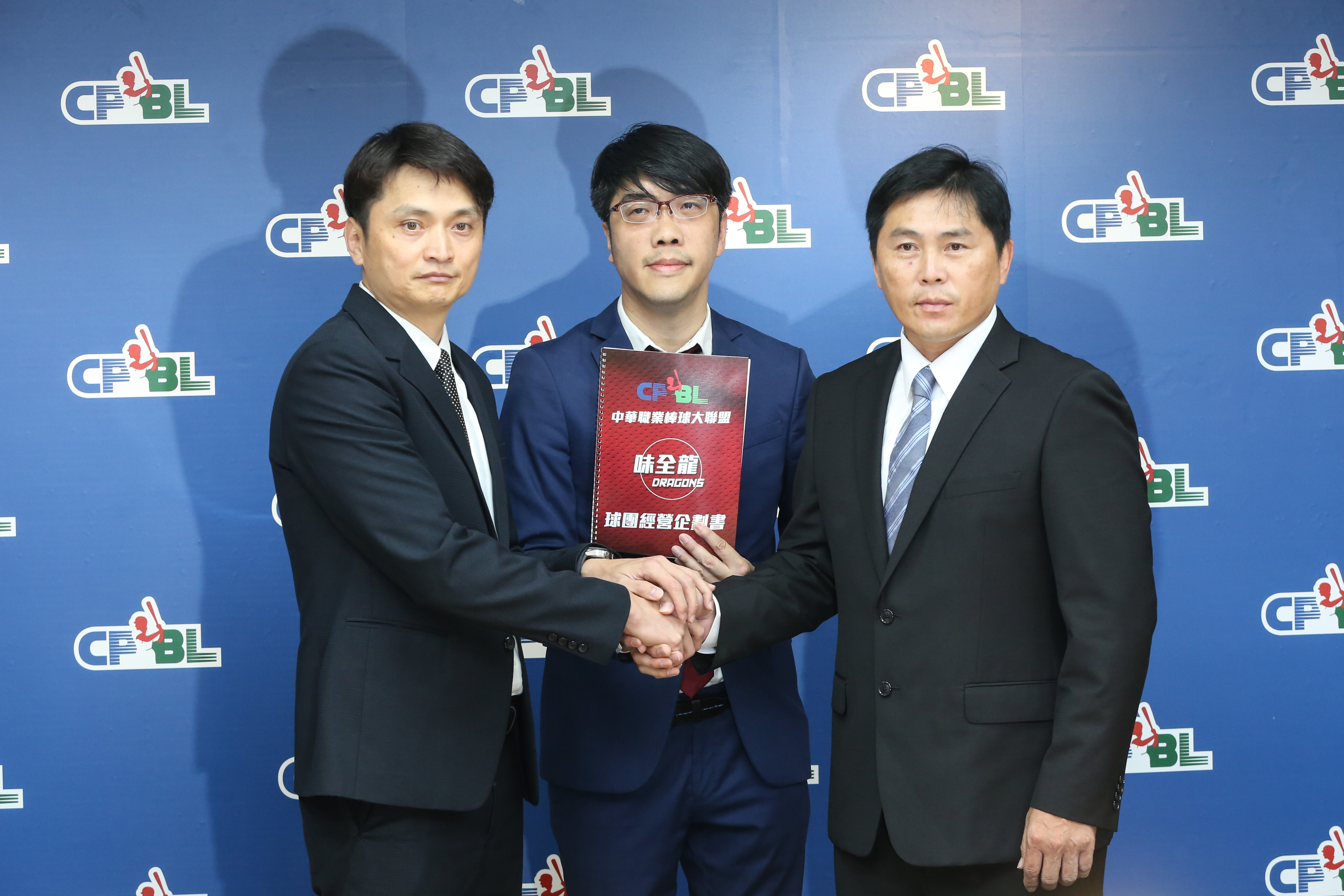 第五隊「味全龍」今遞件重返中職，左起為中職祕書長馮勝賢、味全龍領隊吳德威及總教練葉君璋。