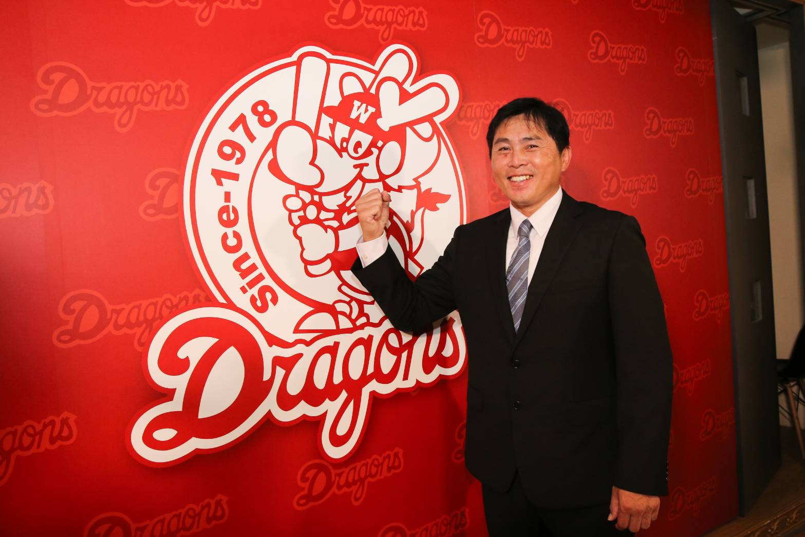 第五隊「味全龍」今遞件重返中職，總教練葉君璋表示籌組教練團及找球員都低調進行中。