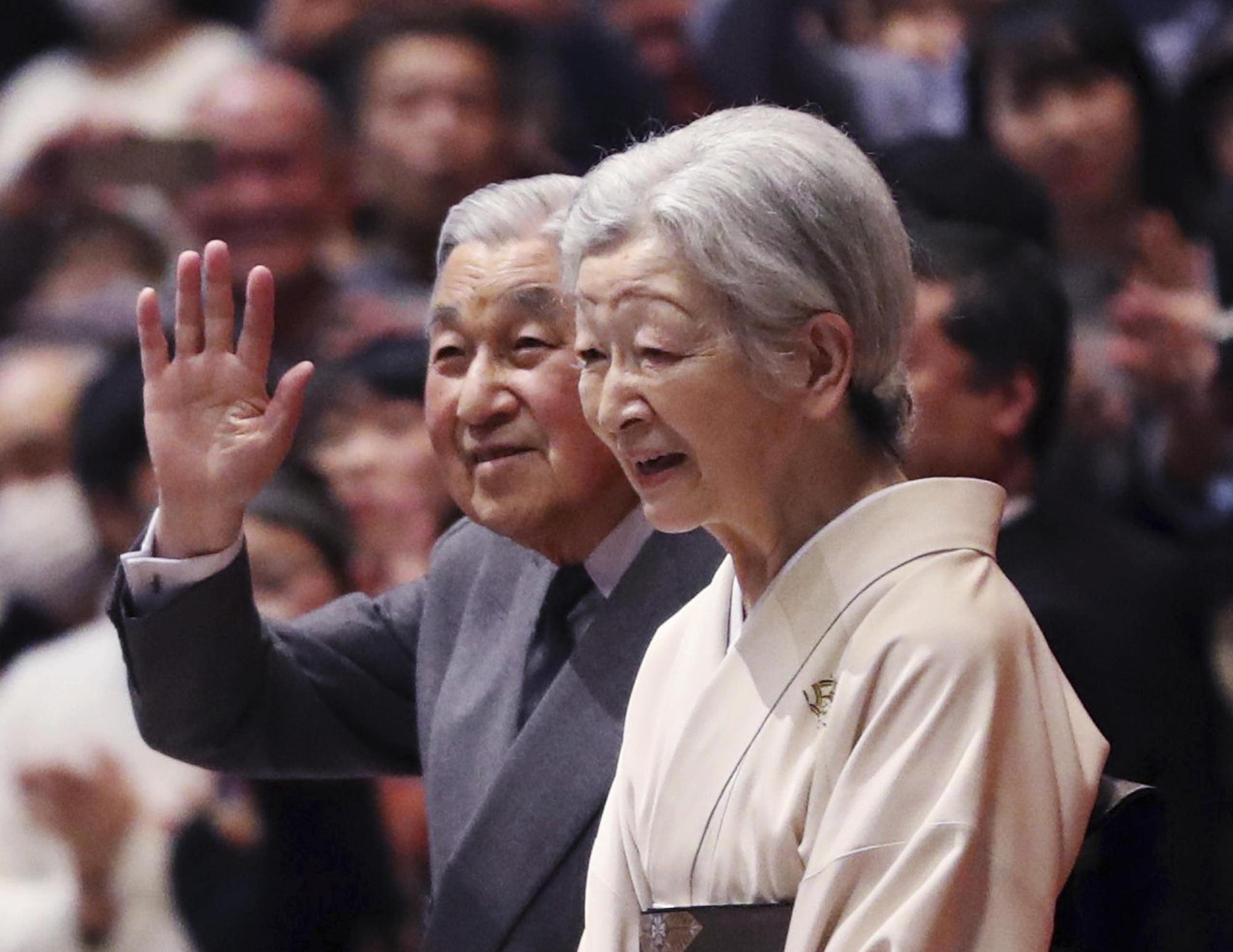 日本明仁天皇夫婦今年初出席東京的日本大相撲錦標賽。他是200多年來首位生前退位的日本天皇。(東方IC)