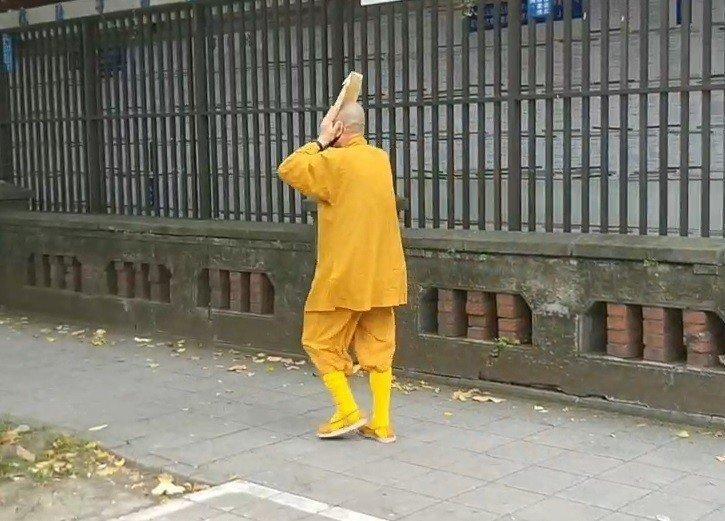 龍山寺一名王姓比丘在家飲酒,卻酒駕騎車出門遭逮。(翻攝畫面)