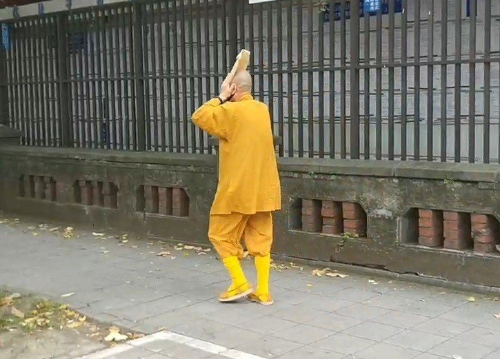 龍山寺一名王姓比丘在家飲酒，卻酒駕騎車出門遭逮。（翻攝畫面）