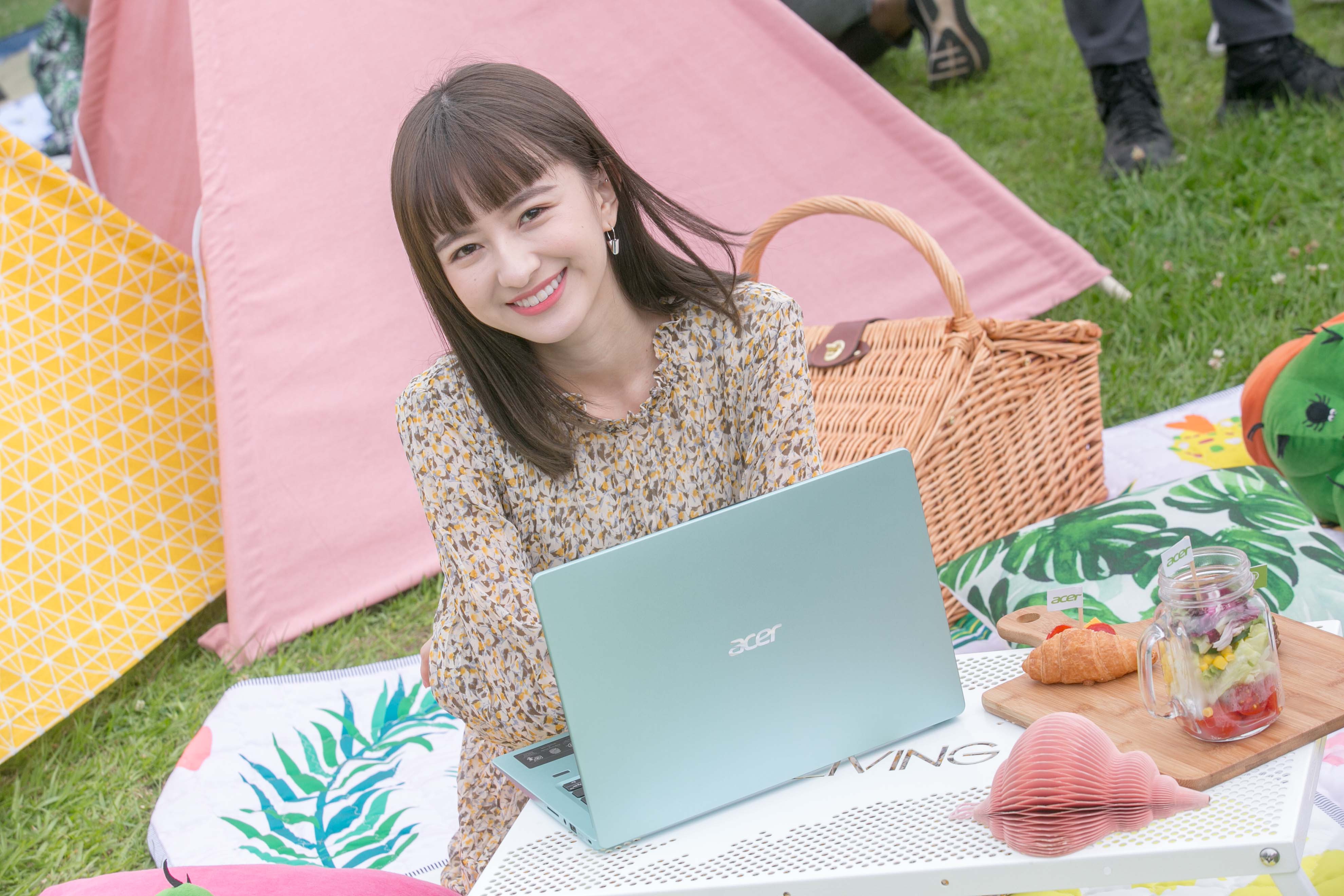 找來4位網美展示全系列輕薄Swift筆電，宏碁透露，追求品牌年輕化將是今年的新戰略。（宏碁提供） 