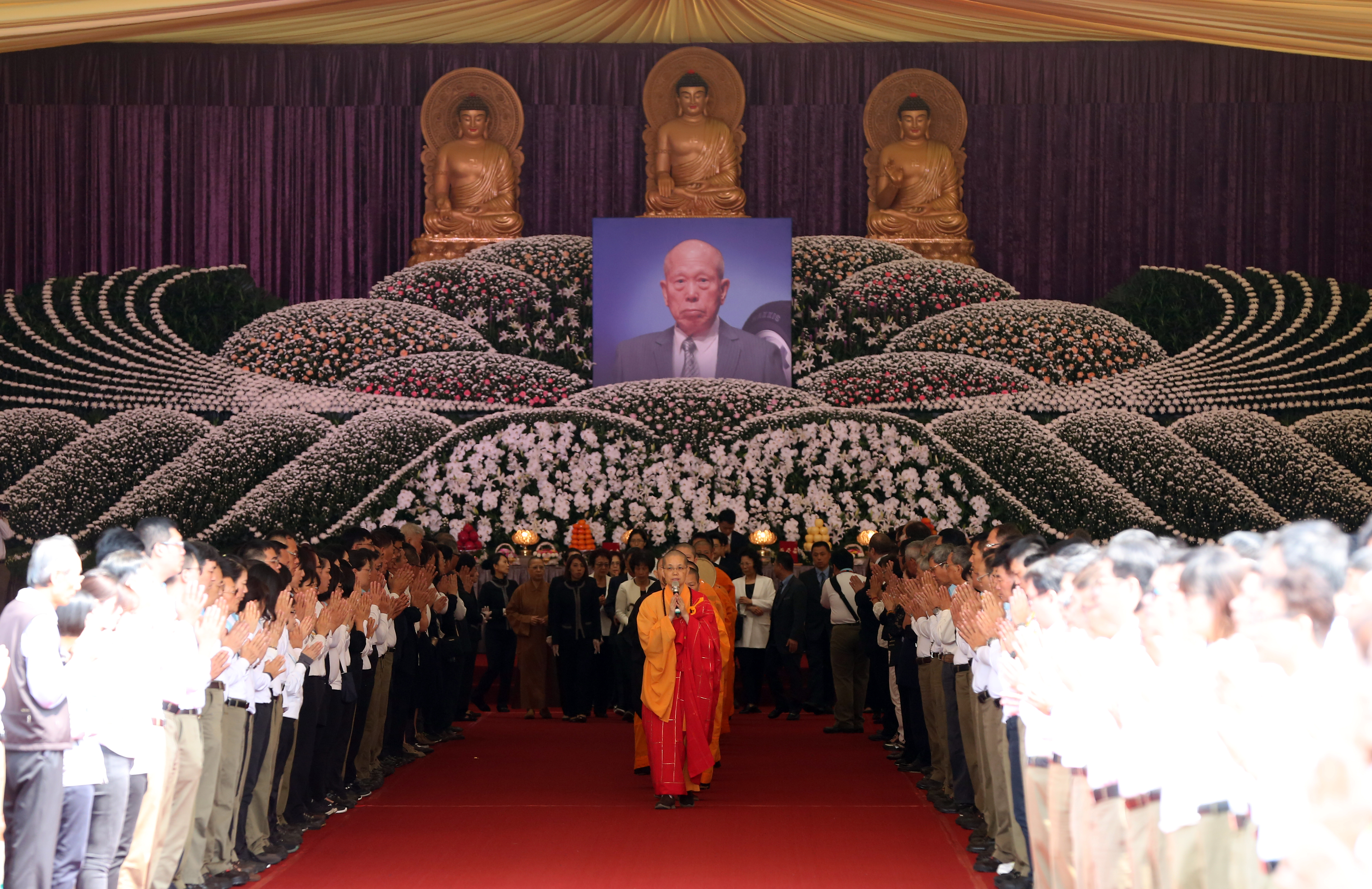 因羅結生前篤信佛教，全場依「佛制」舉行公祭，追思會當天有眾多政商人士到場致意。