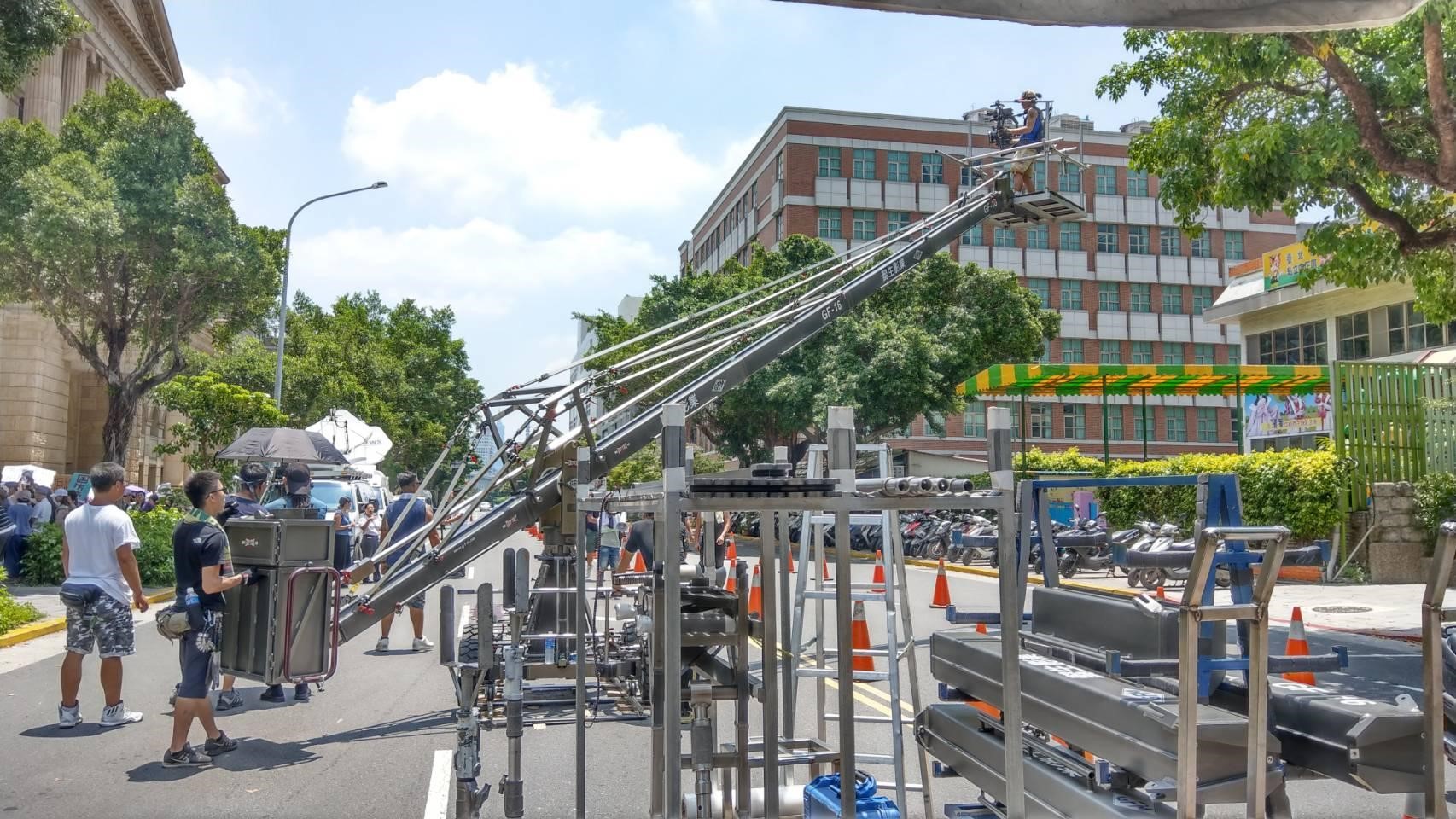 《最佳利益》出動大型攝影搖臂，在最高檢察署外拍攝首集「軍官虐兵」案群眾抗議場面。（群之噰提供）