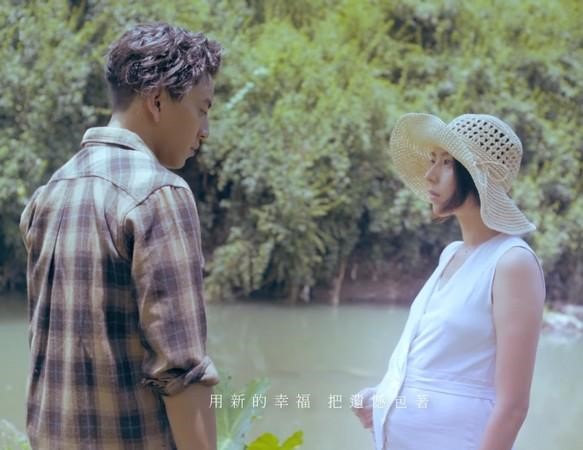 林立書的演員女友林辰唏(右),2016年曾挺著孕肚與王大陸共同拍五月天的MV。(翻攝自Youtube)
