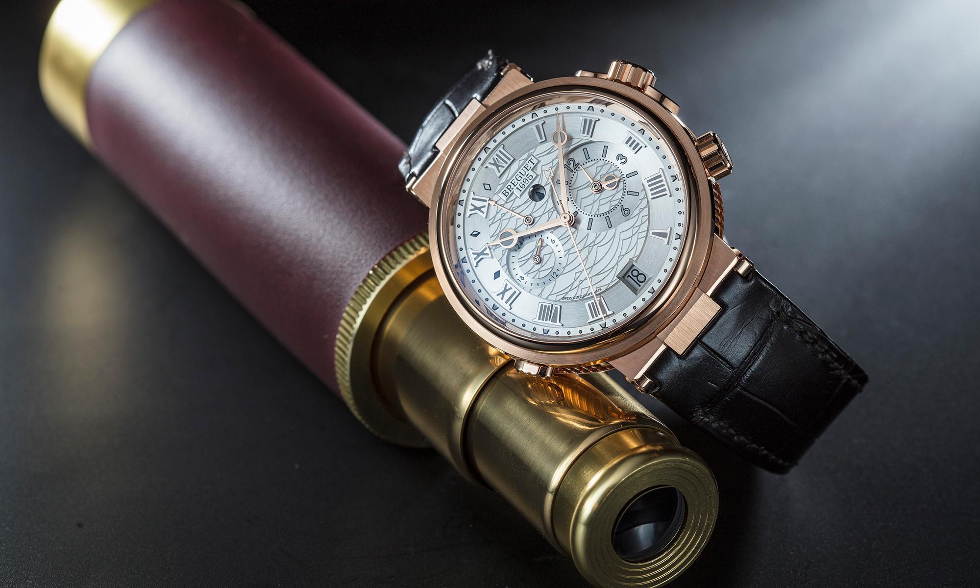 Marine Alarme Musicale 5547兩地時間響鈴腕錶,18K玫瑰金款式配鍍銀金面盤,搭配鱷魚皮錶帶,定價NT$1,285,000。