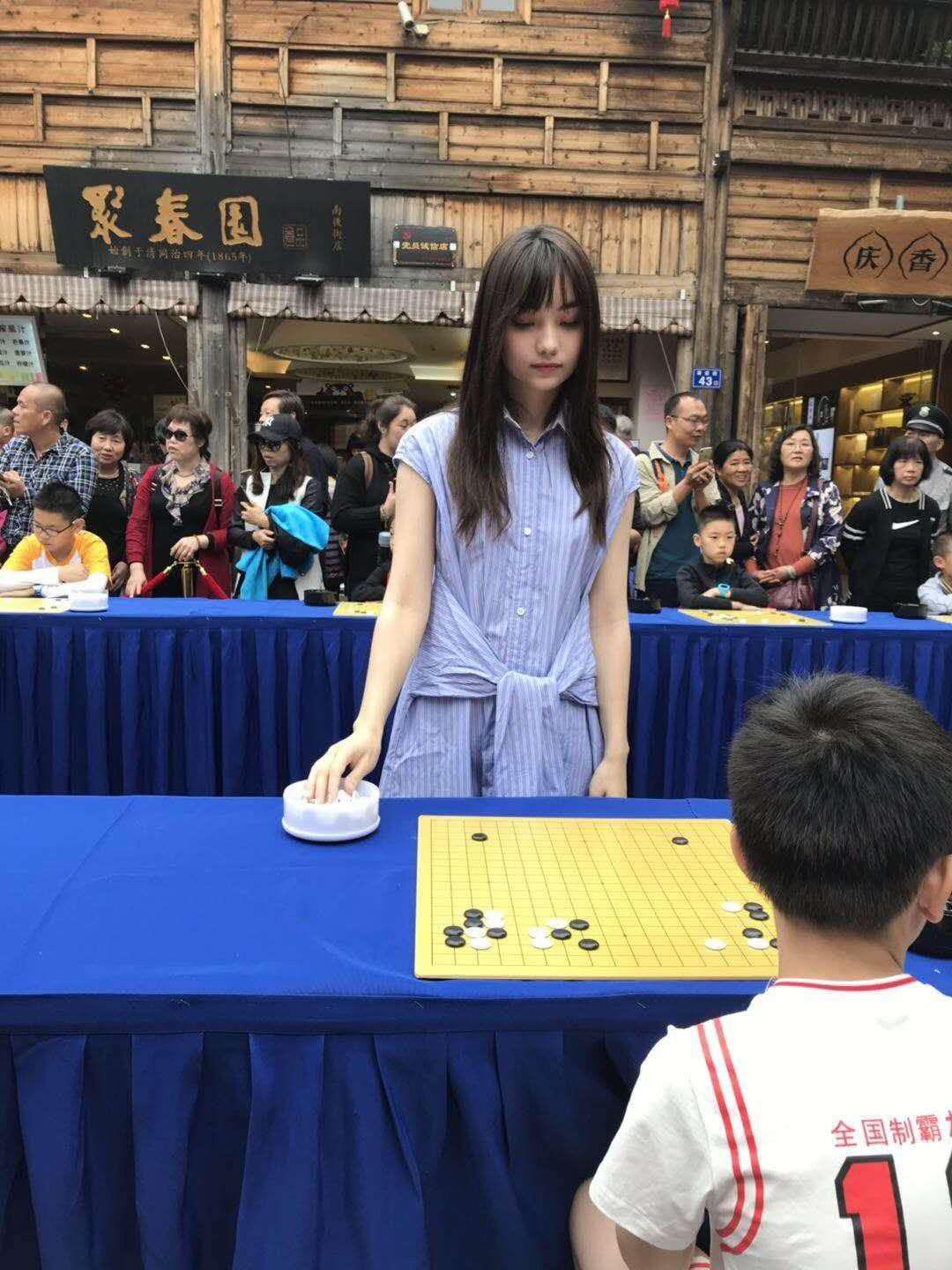 「圍棋女神」黑嘉嘉前往福建參賽，比賽現場被古色古香的建築物包圍。（種子音樂提供）
