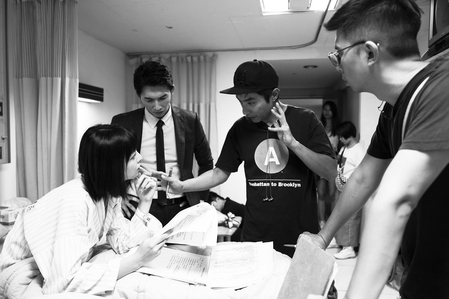 林立書（右二）導戲不馬虎，仔細指導溫昇豪（左二）、李依瑾（左一）演戲。（群之噰提供）