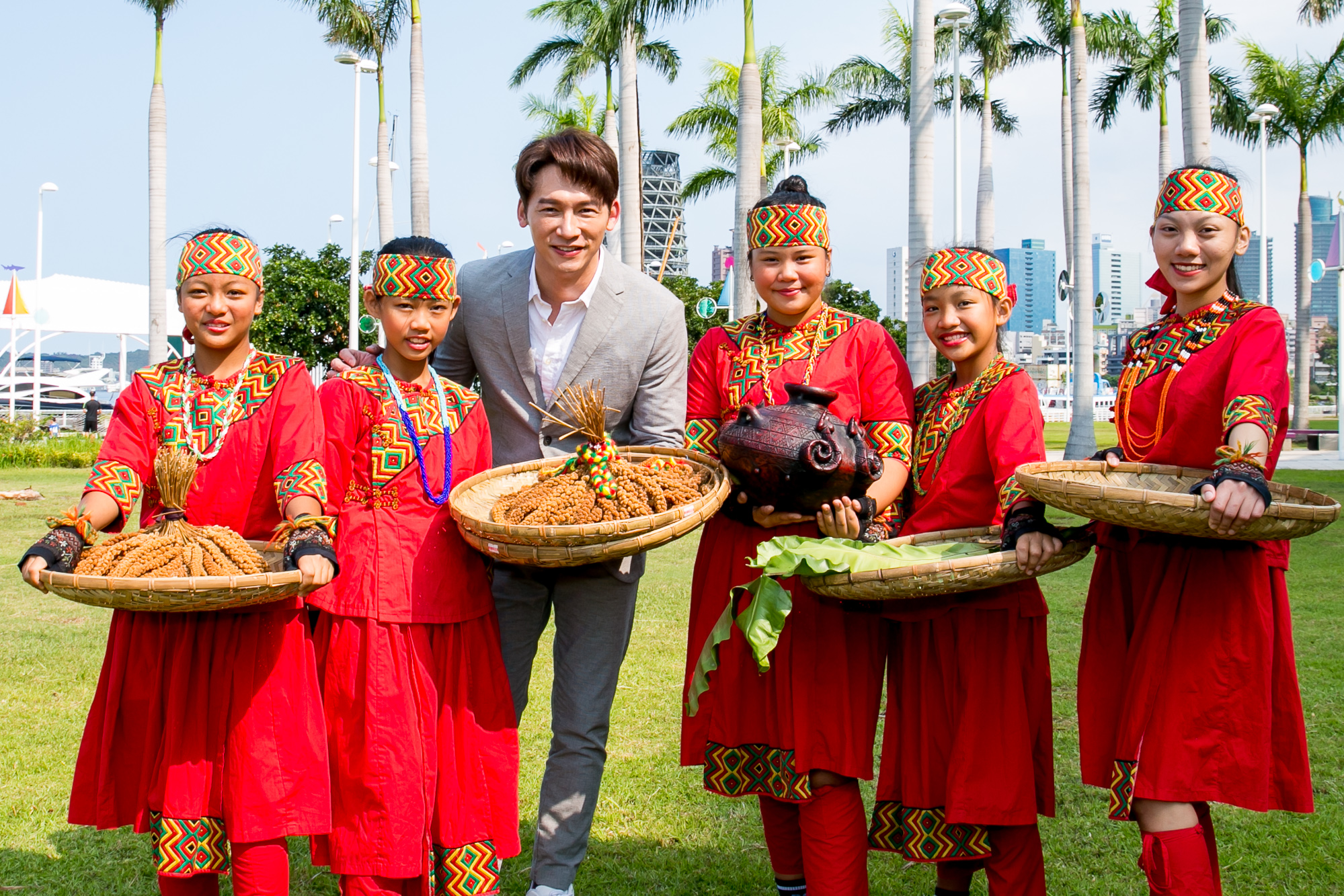 溫昇豪鼓勵偏鄉學童勇敢追夢。(療癒之手基金會提供)