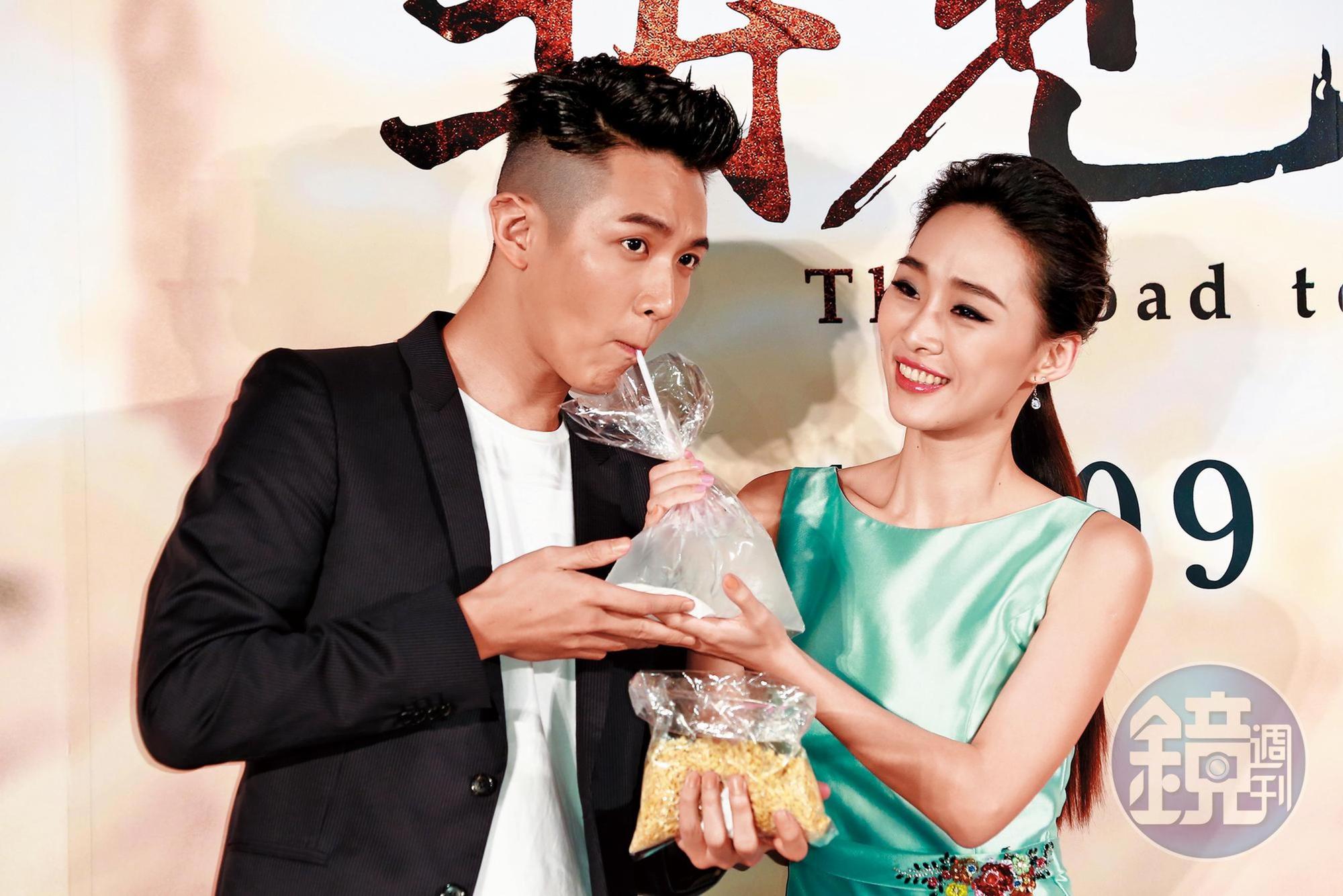 柯震東(左)參加趙德胤導演的電影《再見瓦城》,扮演貧苦工人的演技受到肯定。右為女主角吳可熙。
