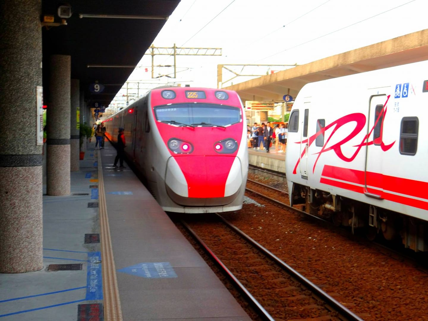 男子搭乘普悠瑪號，朝地板吐口水被其他乘客通報。（示意圖，翻攝自fun臺鐵臉書粉專）