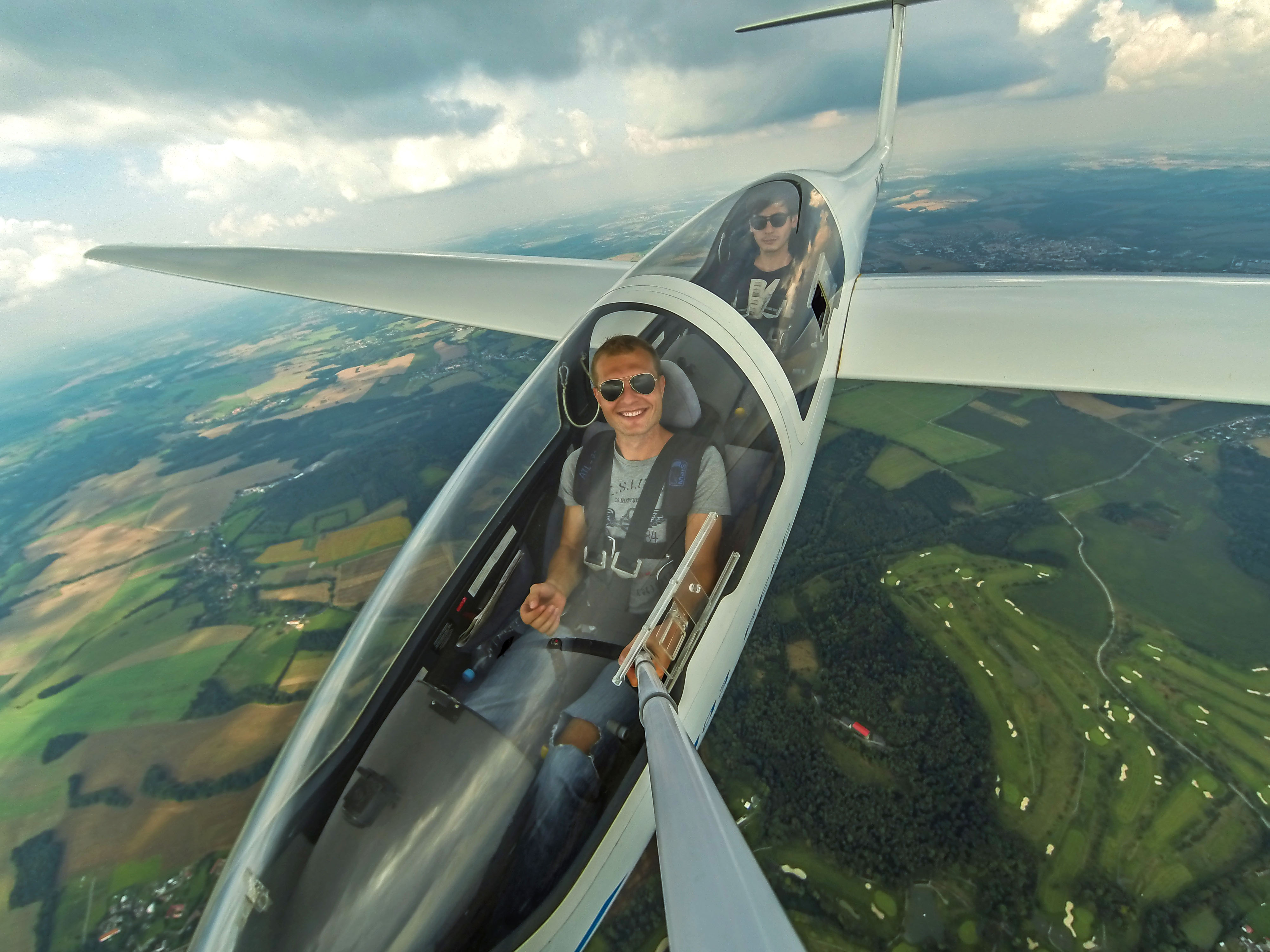 滑翔機駕駛Jakub Vlk在機艙內手持自拍棒自拍。（東方IC）