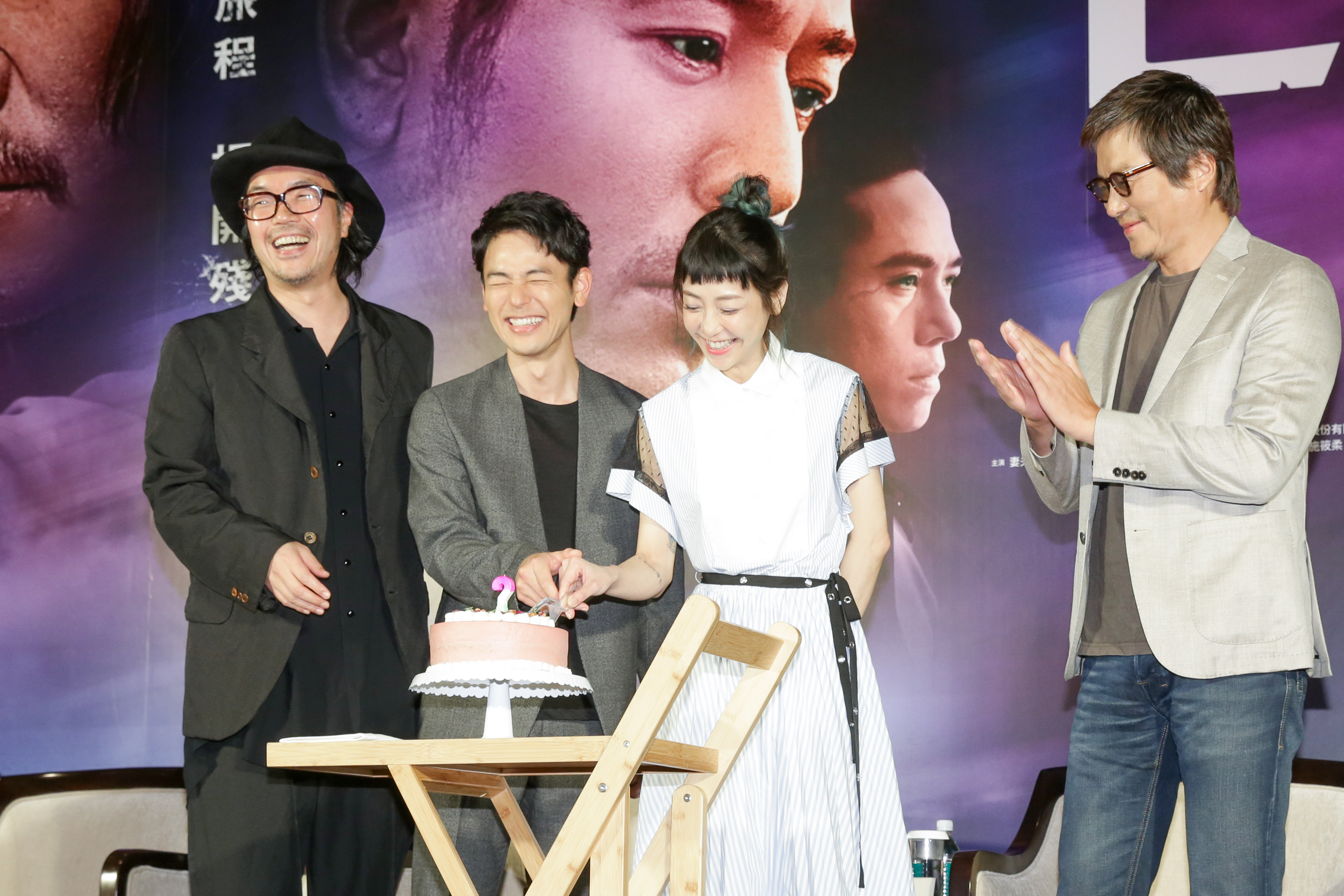 大家為後天生日的謝欣穎（右二）過生日，豐川悅司（右一）起鬨要妻夫木聰（左二）和她一起切蛋糕，笑成一團。