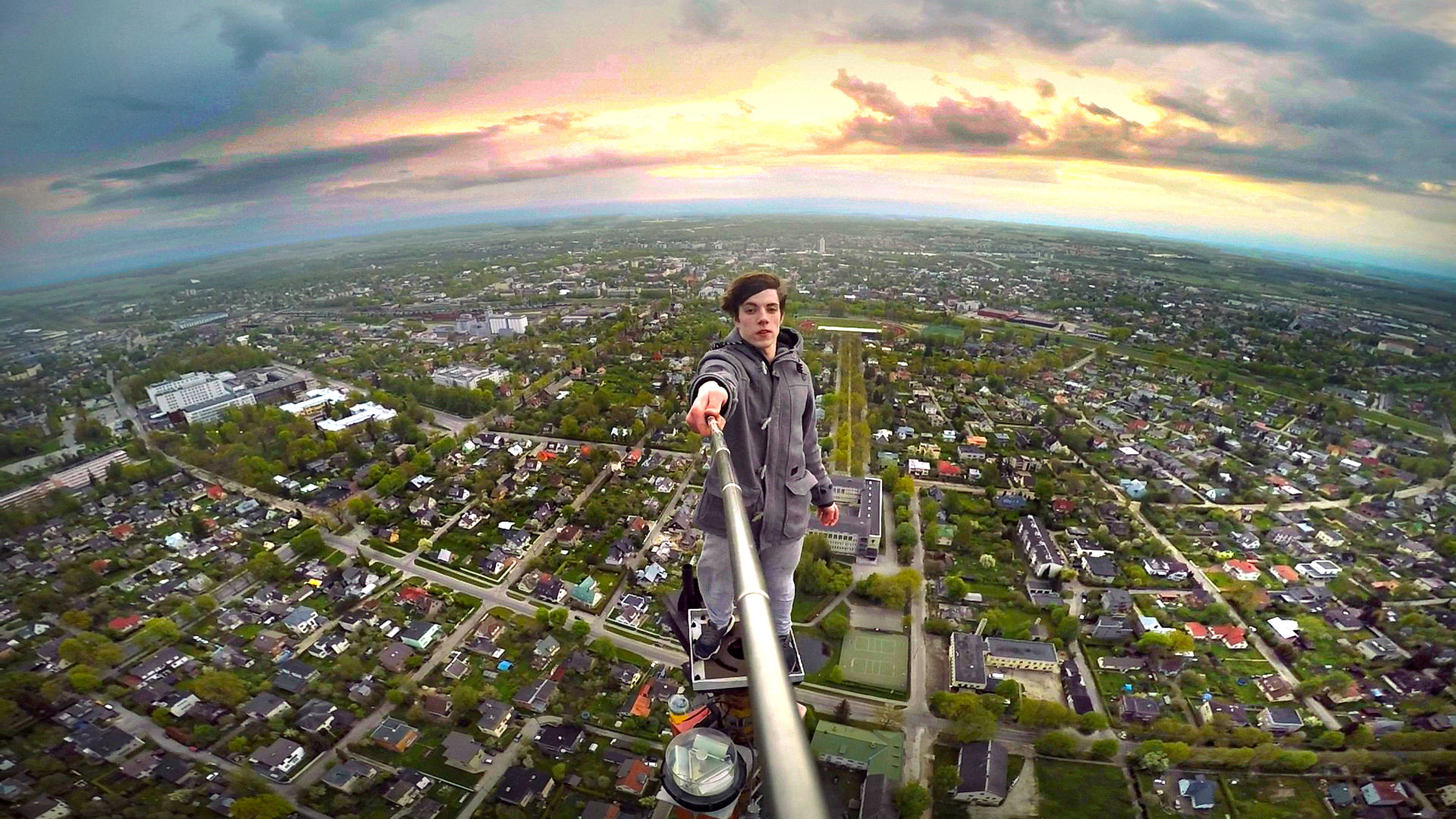 愛沙尼亞網紅Ervin Punkar攀上當地電視大樓尖頂自拍。（東方IC）