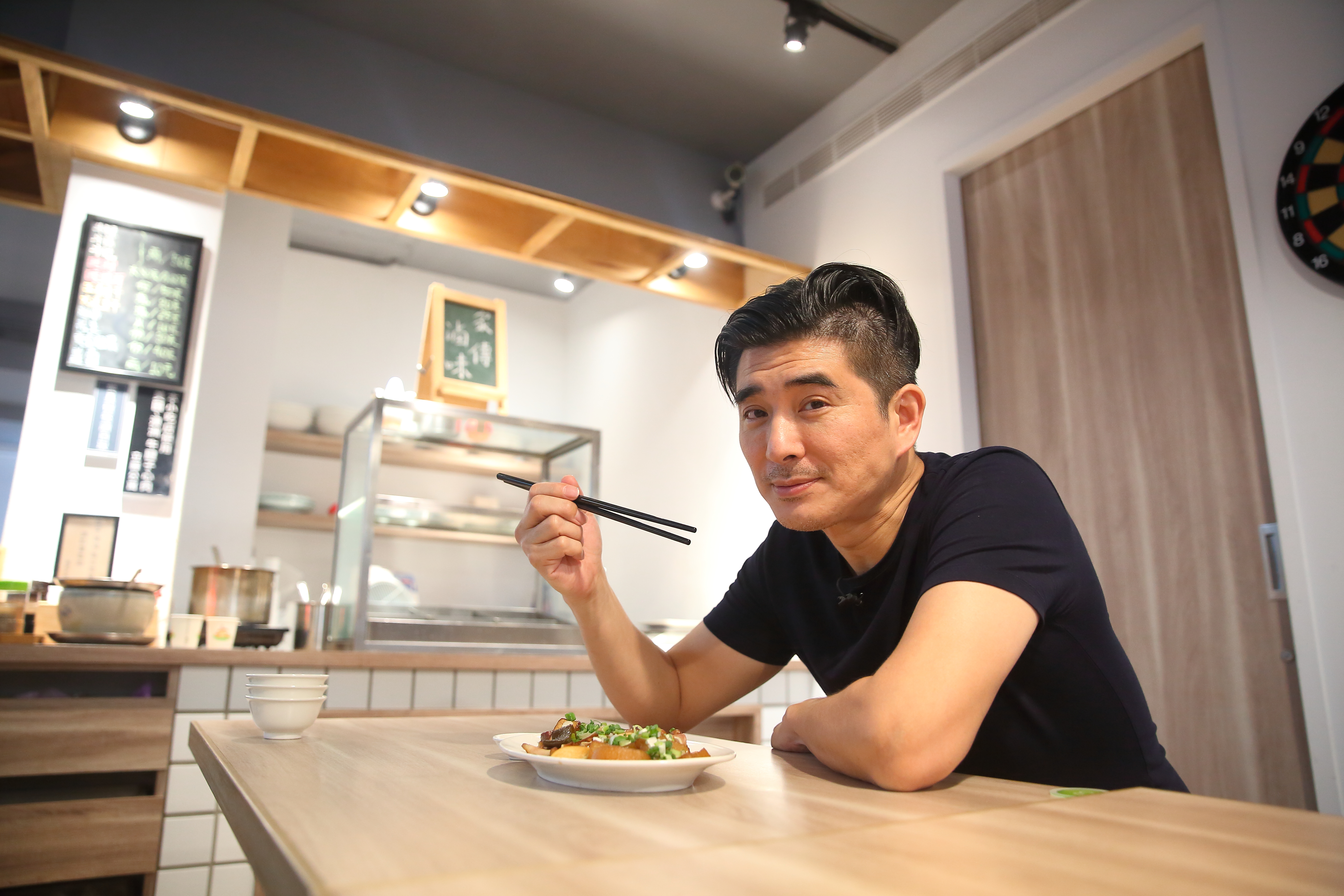 邵昕經營酸菜白肉鍋紅極一時，但因客人爆發問題慘賠。